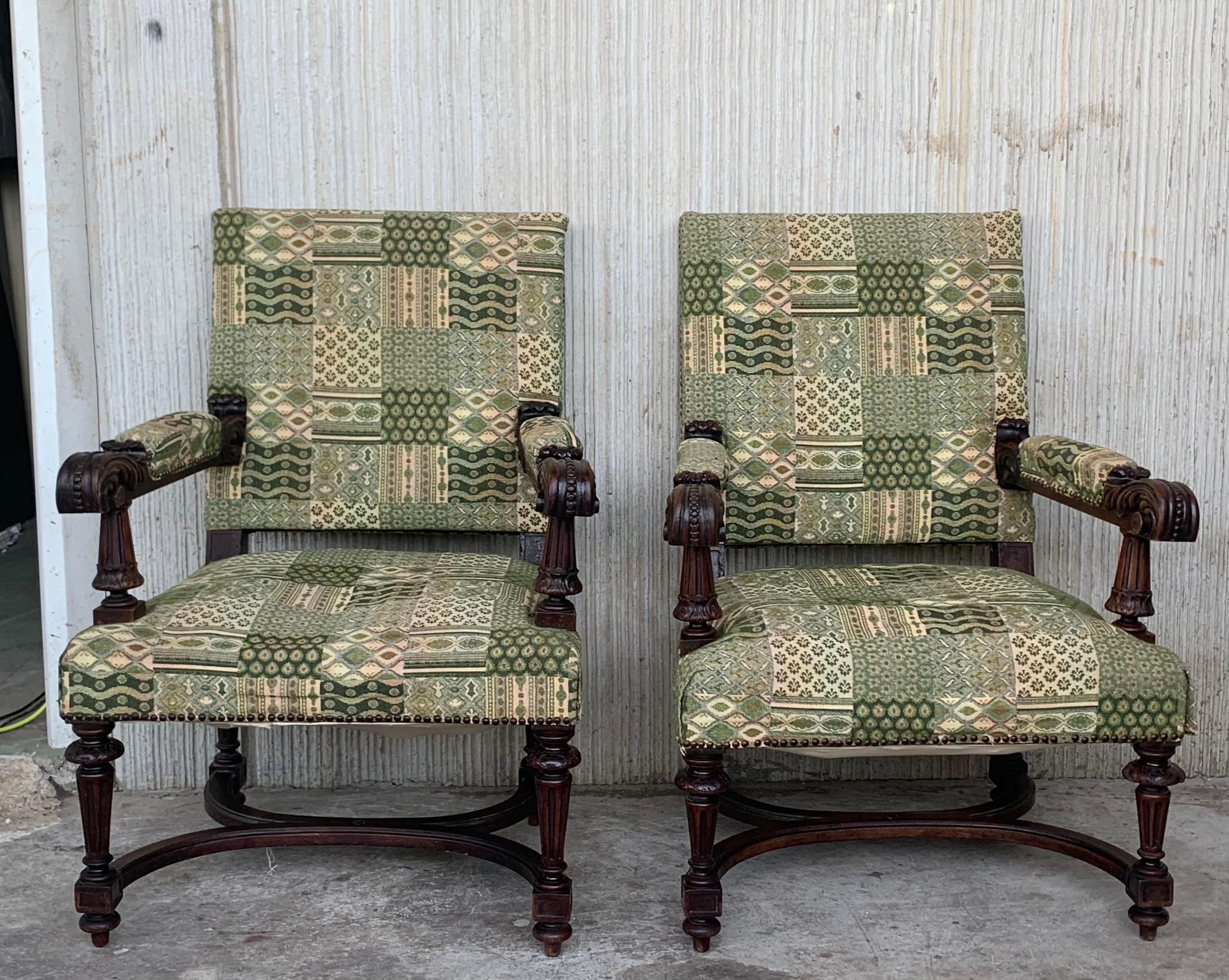 Paire de fauteuils sculptés de style Louis XVI, Espagne, années 1900
Bon état ancien avec quelques petites marques d'usage et d'âge.
Rembourré par le dernier propriétaire avec un tissu de haute qualité, il y a 20/25 ans.

Mesure : Hauteur au