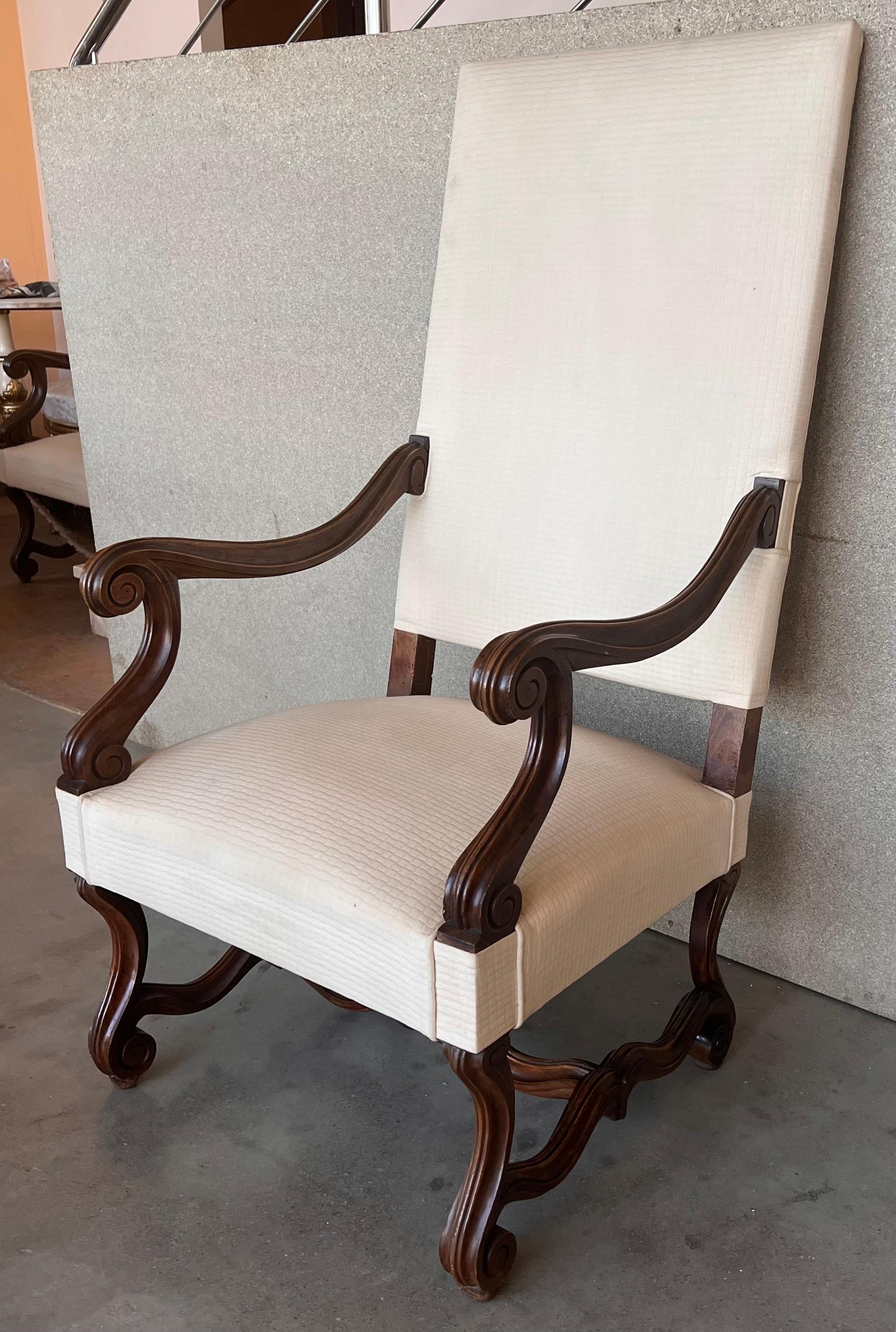 Paire de fauteuils sculptés de style Louis XVI, Espagne, années 1900.
Bon état ancien avec quelques petites marques d'usage et d'âge.
Rembourré par le dernier propriétaire avec un tissu de haute qualité, il y a 20/25 ans.

Mesure : hauteur au