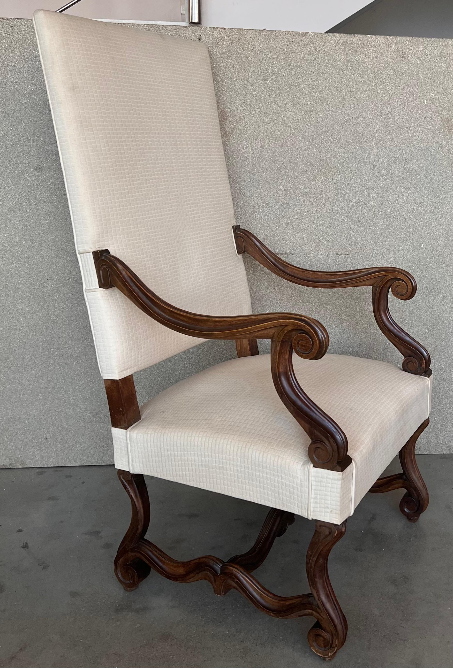 Coppia di poltrone in legno di noce intagliato in stile Luigi XVI, Spagna, 1900 In condizioni buone in vendita a Miami, FL