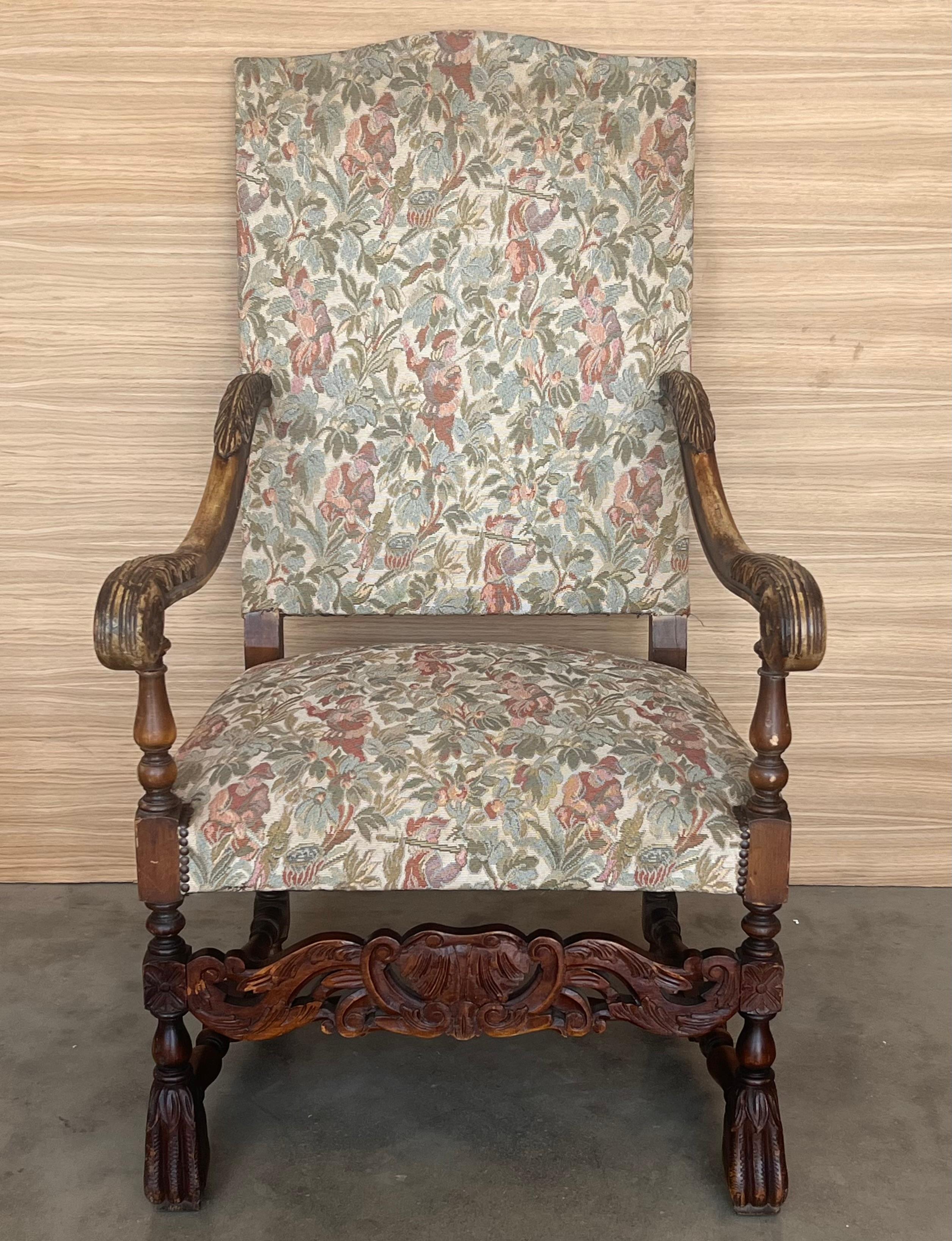 Coppia di poltrone in legno di noce intagliato in stile Luigi XVI, Spagna, 1900 In condizioni buone in vendita a Miami, FL