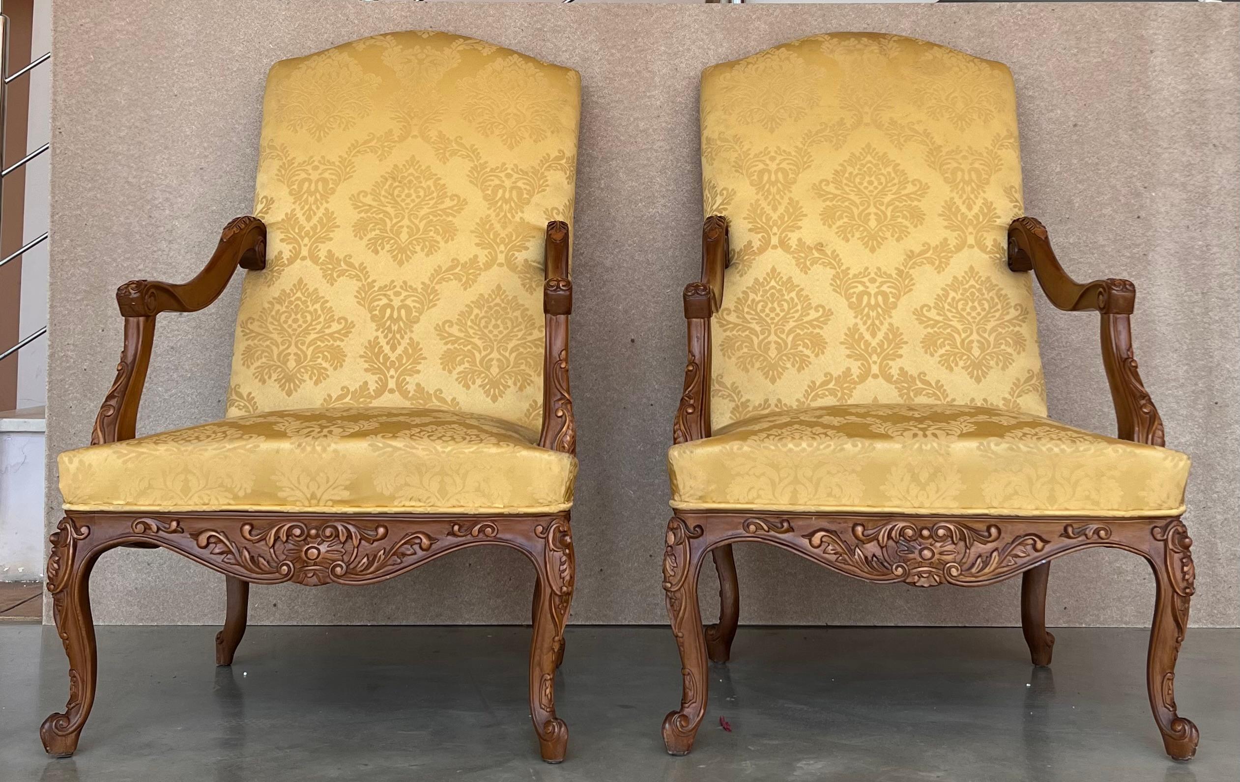 Paire de fauteuils sculptés de style Louis XVI, Espagne, années 1900.
Bon état ancien avec quelques marques mineures dues à l'usage et à l'âge.


Mesure : hauteur au bras : 25.6 in.