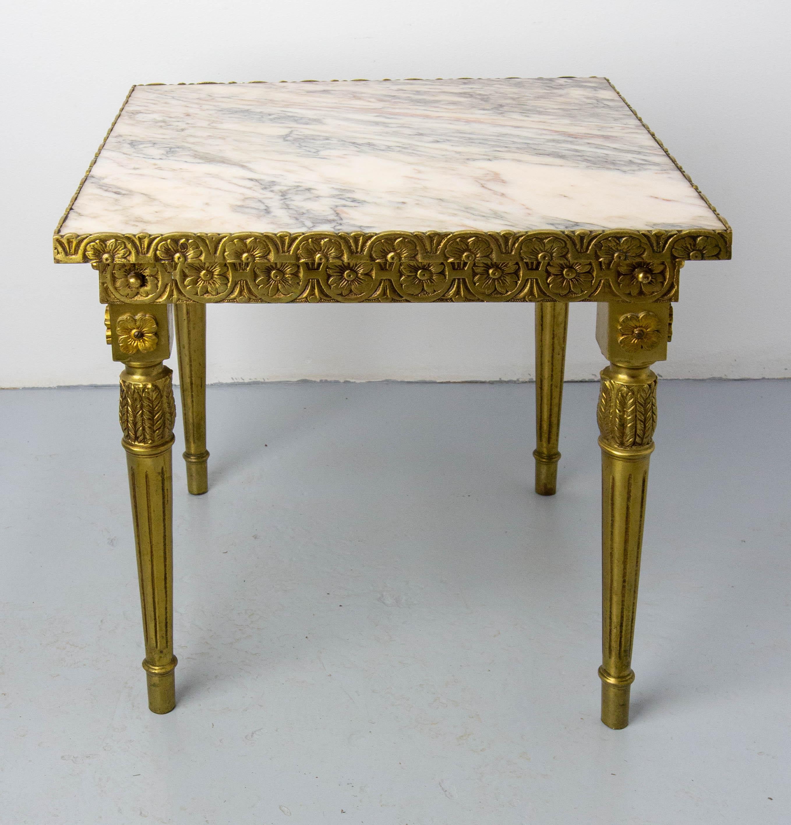 French Louis XVI style side table with marble-top and brass legs
Very good quality marble
Very good vintage condition with only very minor marks of use.

shipping:
46 / 46 / 42 cm 23.2 kg