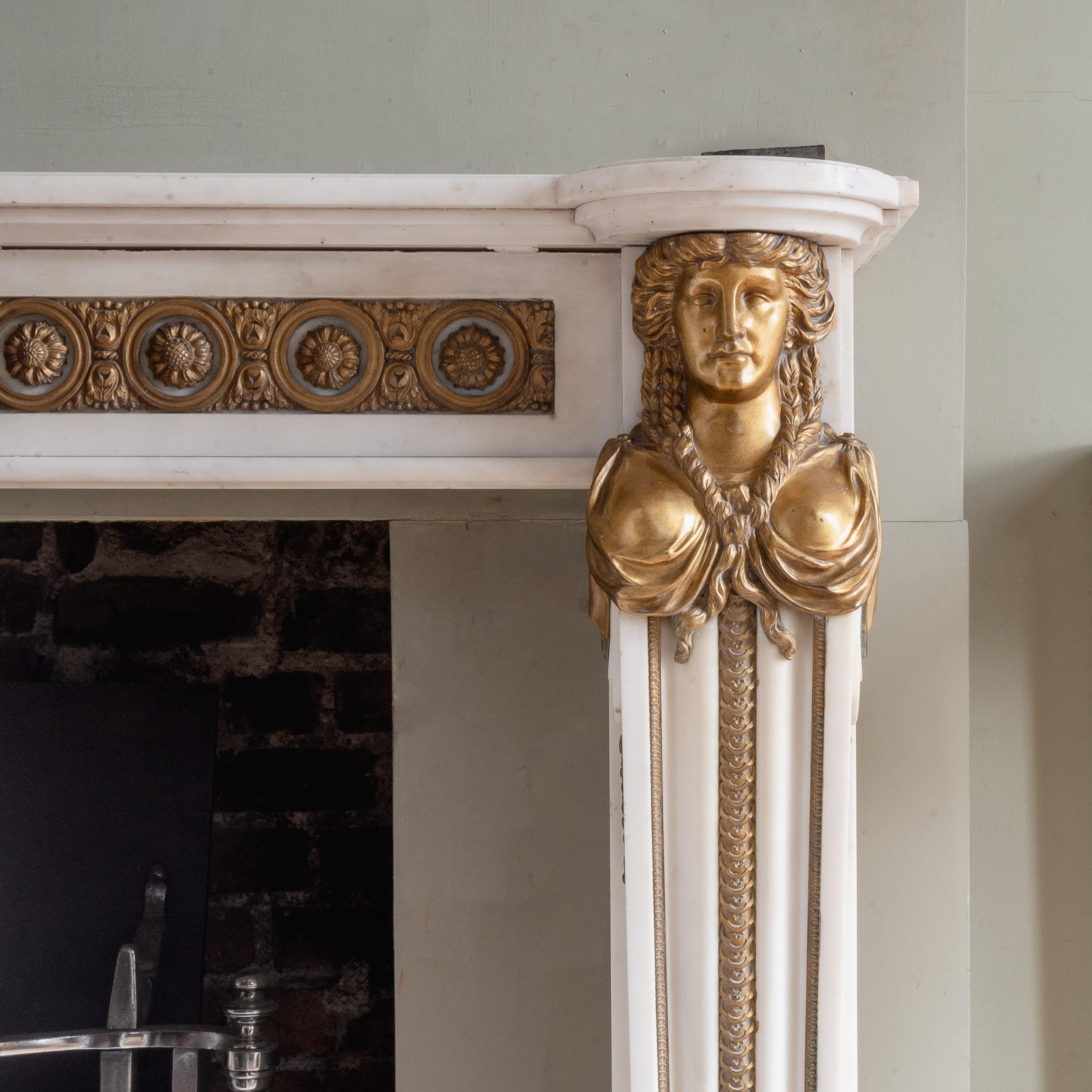 Européen Cheminée en marbre statuaire et bronze doré de style Louis XVI en vente