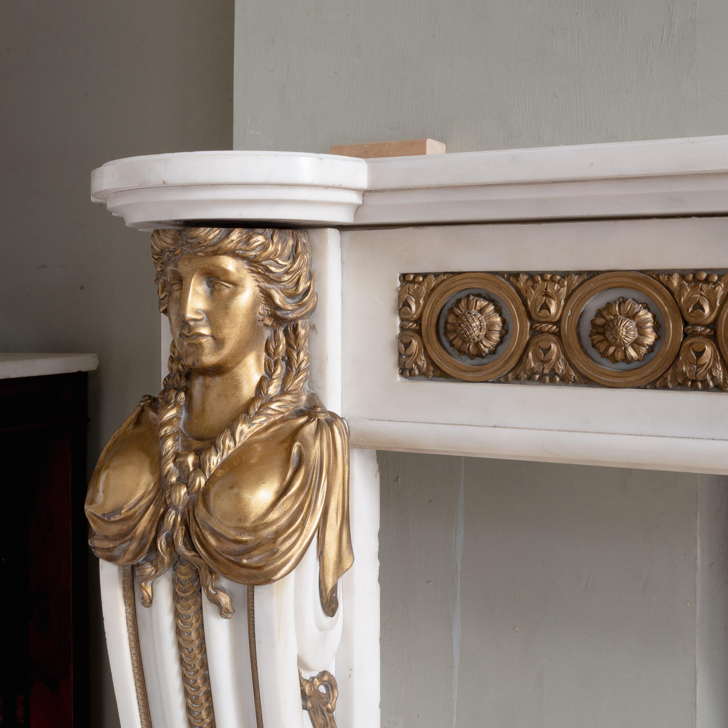 Cheminée en marbre statuaire et bronze doré de style Louis XVI Bon état - En vente à London, GB