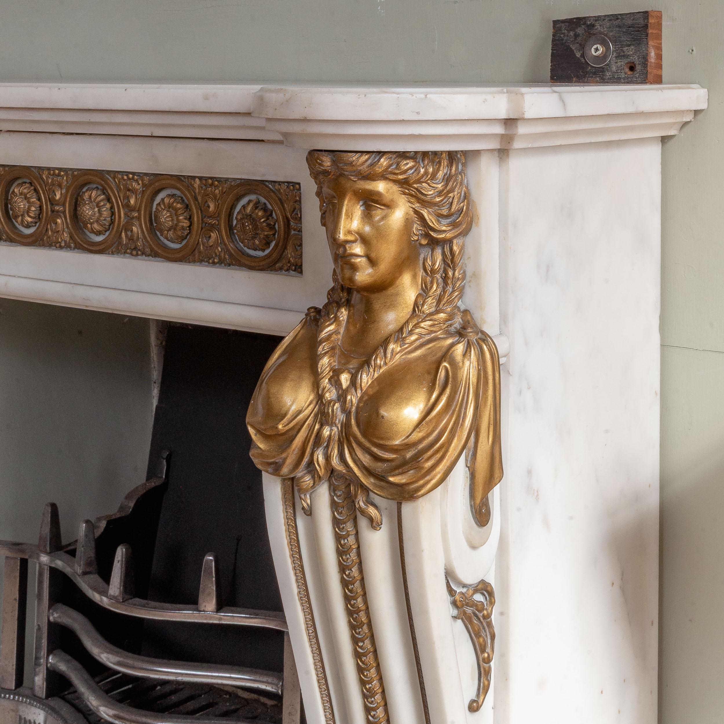 XIXe siècle Cheminée en marbre statuaire et bronze doré de style Louis XVI en vente