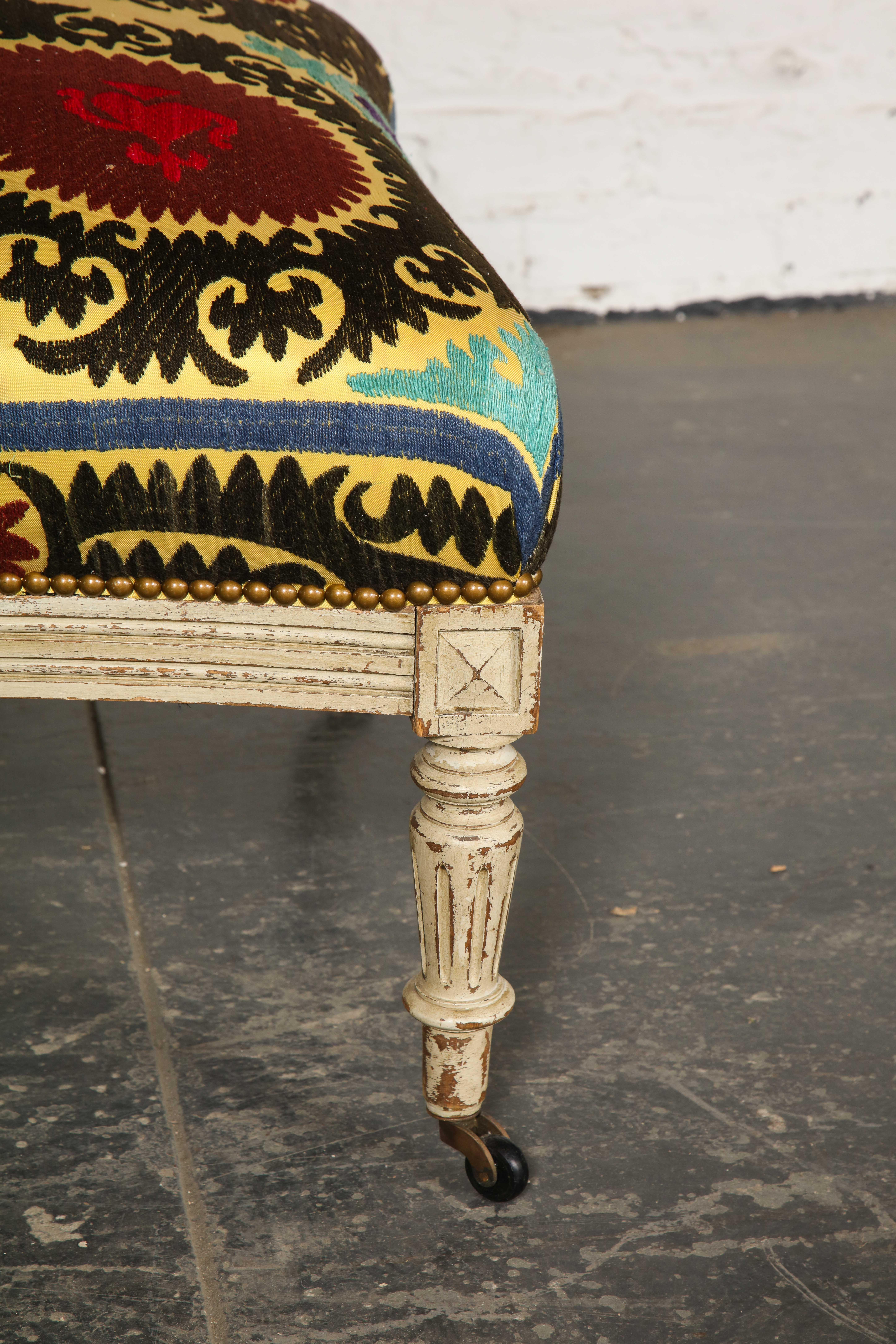 Louis XVI Style Suzani-Upholstered Square Grey-Painted Ottoman In Good Condition In New York, NY