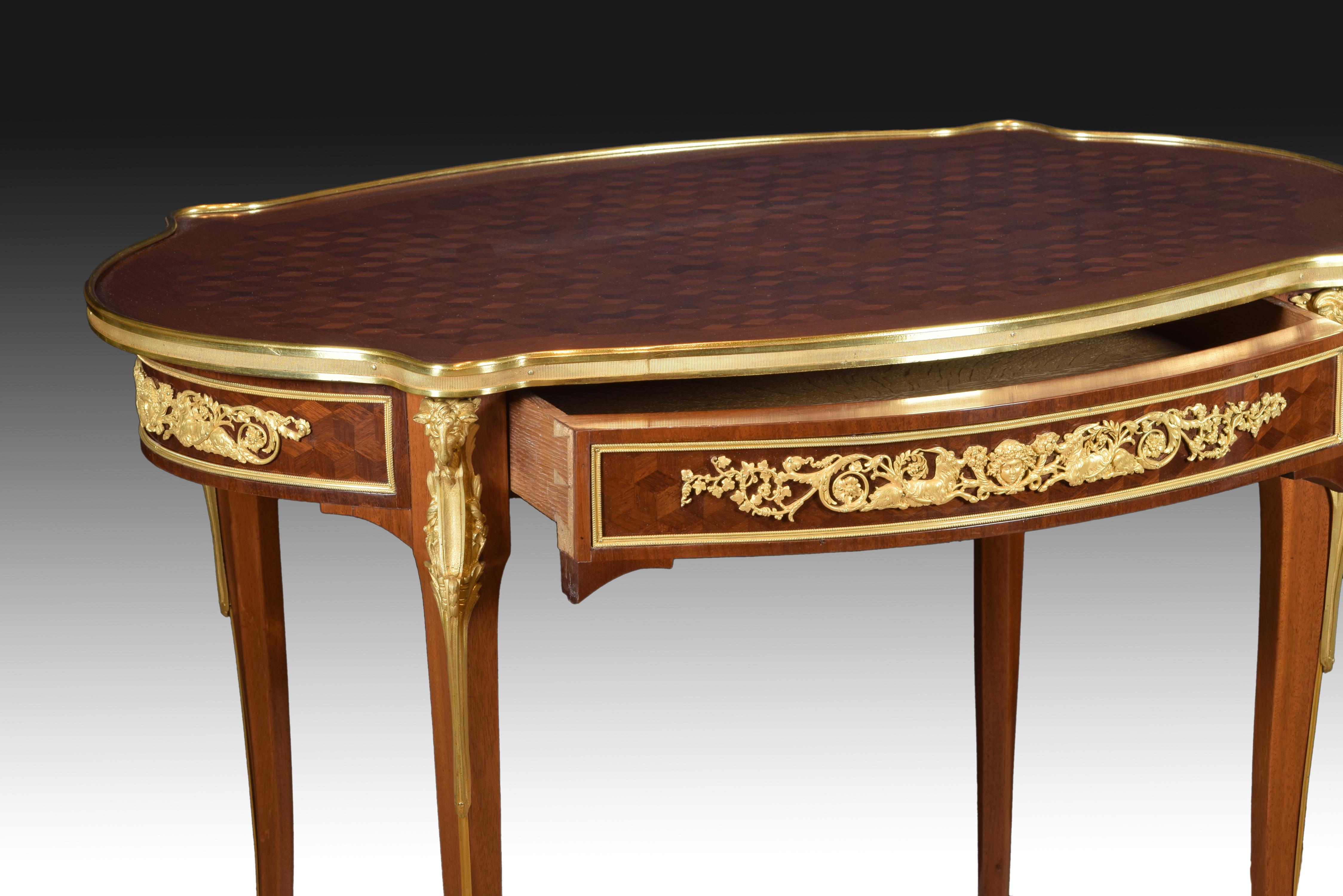 Louis XVI style table. Mahogany, gilt bronze. After models form Adam Weisweiler, end 19th century.
In order to maintain the quality of the work, he was forced in France to maintain a specialization in the different workshops. Thus, there were