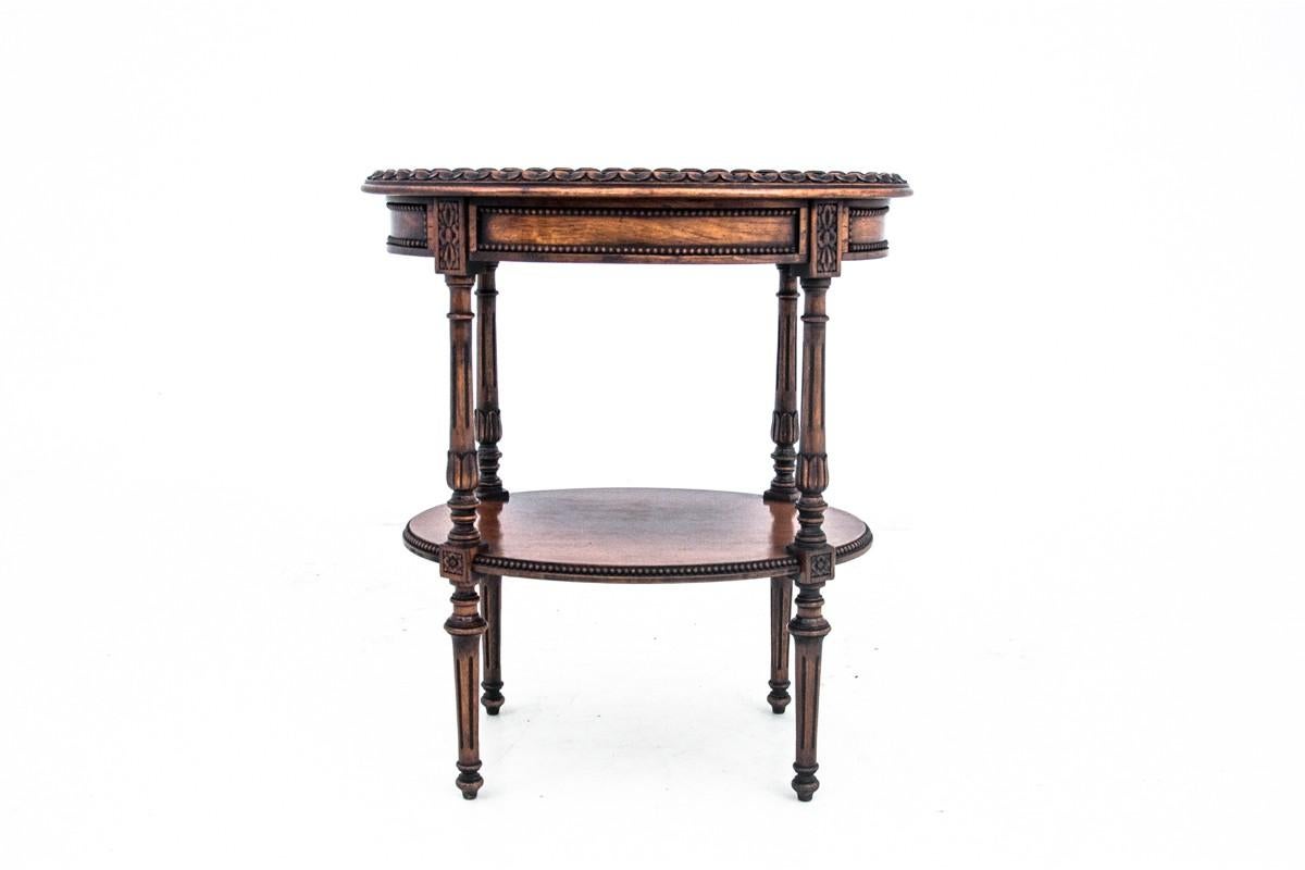 Louis XVI style table, France, mid-century XX century.

Very good condition.

Wood: walnut

Dimensions: height 61 cm, width 55 cm, g. 41 cm.