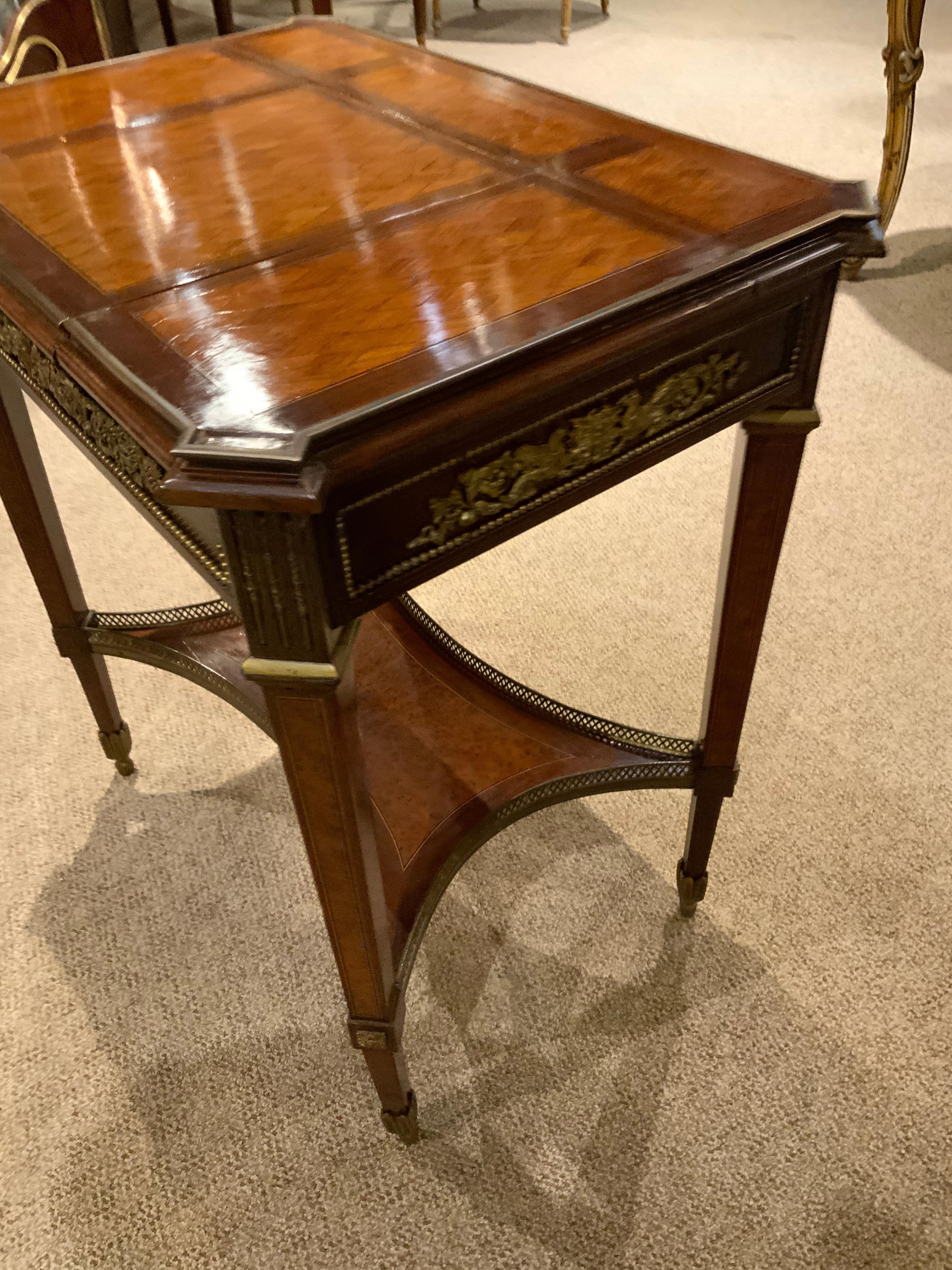 Louis XVI -Style Table/Vanity with Marquetry and Top Opening with Mirror In Good Condition In Houston, TX