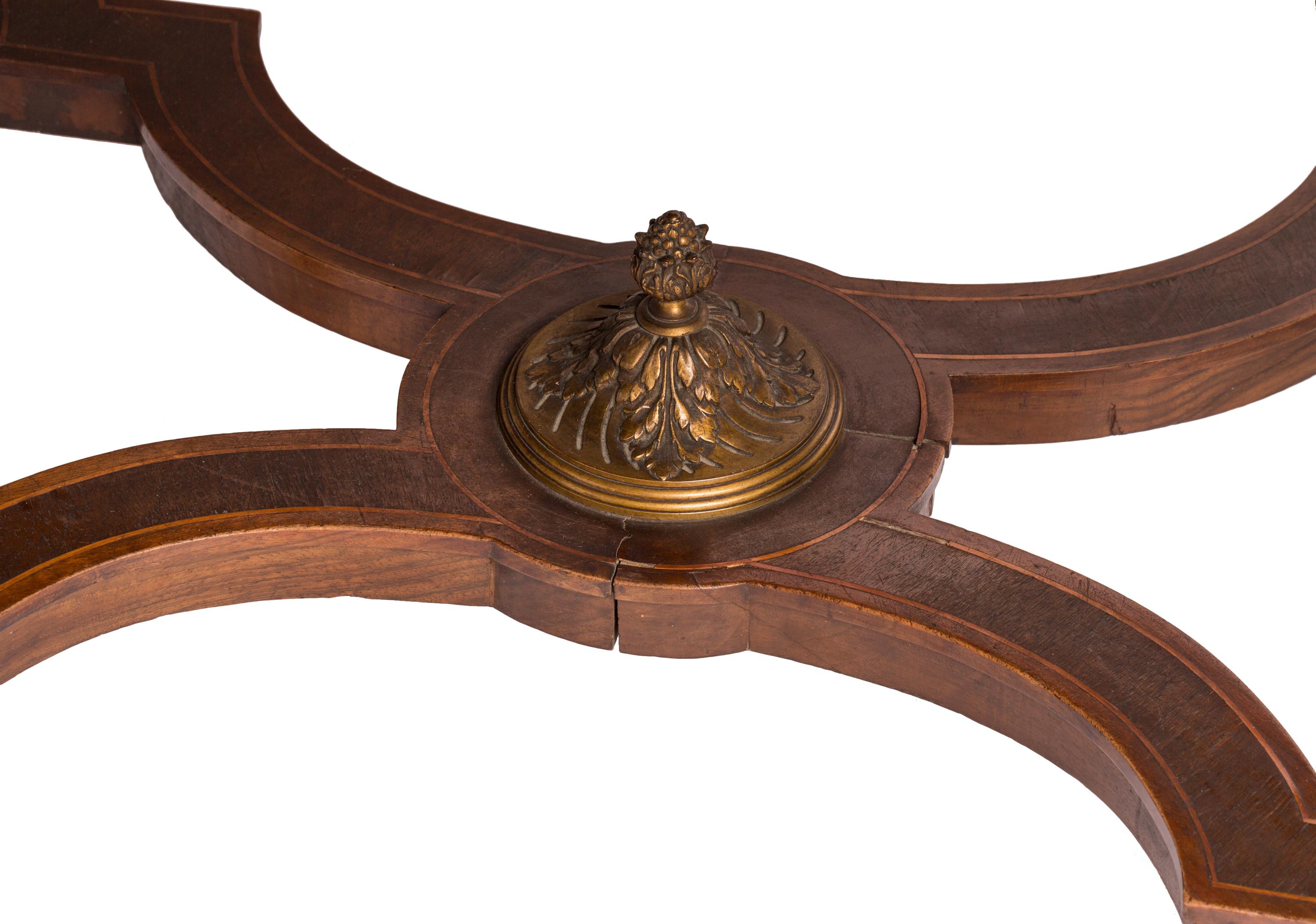 Table de style Louis XVI avec marqueterie géométrique en bois et détails en laiton Bon état - En vente à Madrid, ES