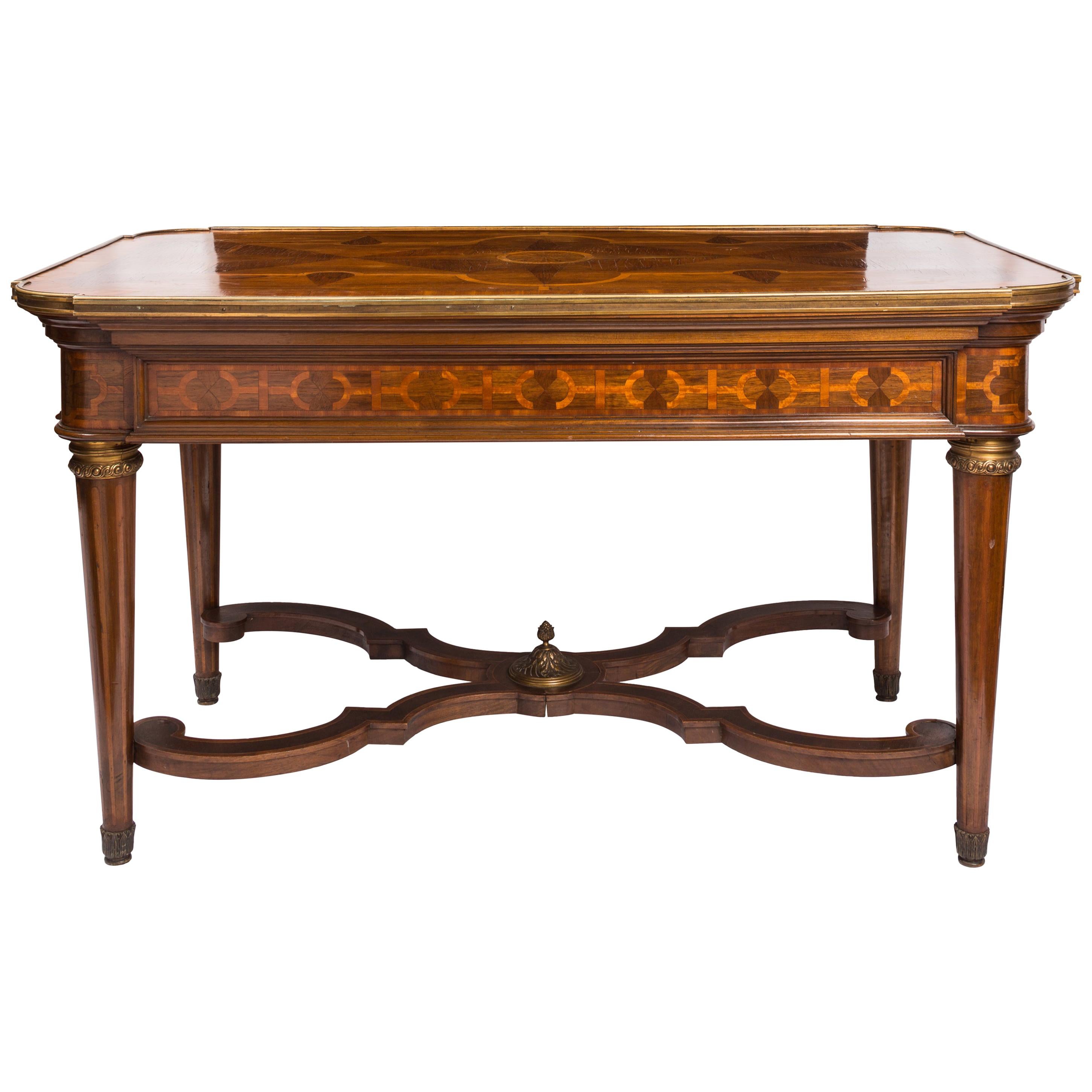 Table de style Louis XVI avec marqueterie géométrique en bois et détails en laiton