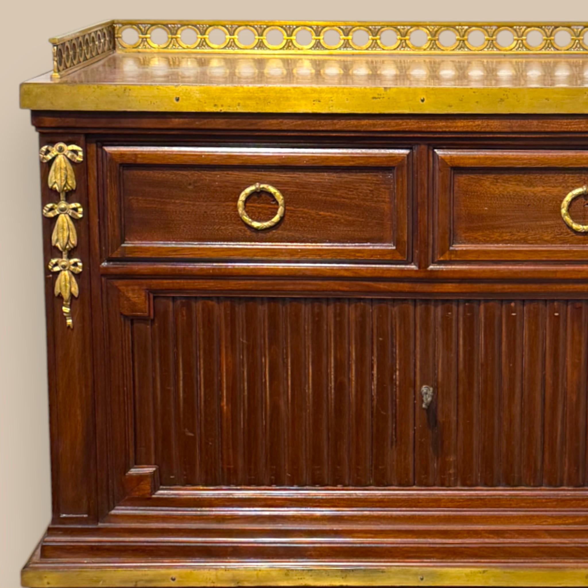 Louis XVI–Style Tambour Bureau Cabinet in Mahogany and gilt bronze, 19th Century en venta 2