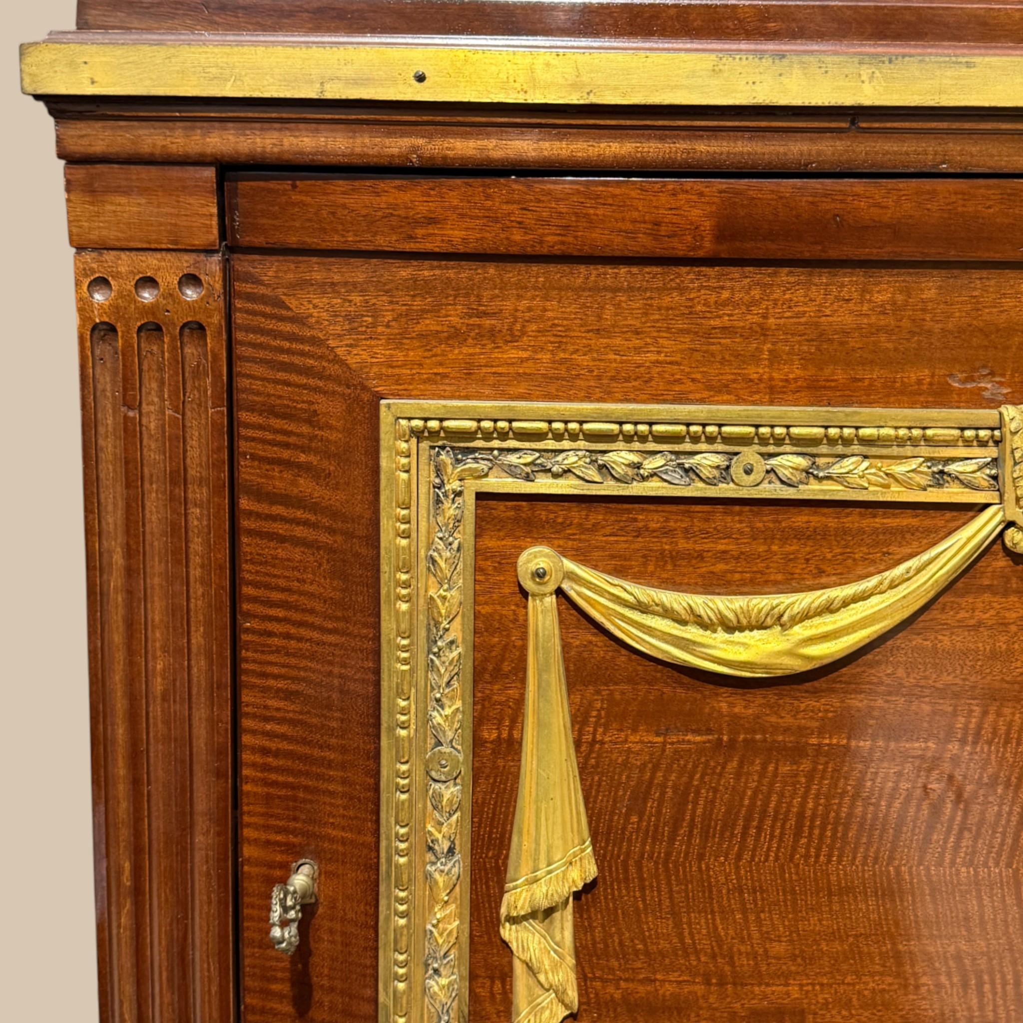 Louis XVI–Style Tambour Bureau Cabinet in Mahogany and gilt bronze, 19th Century en venta 3