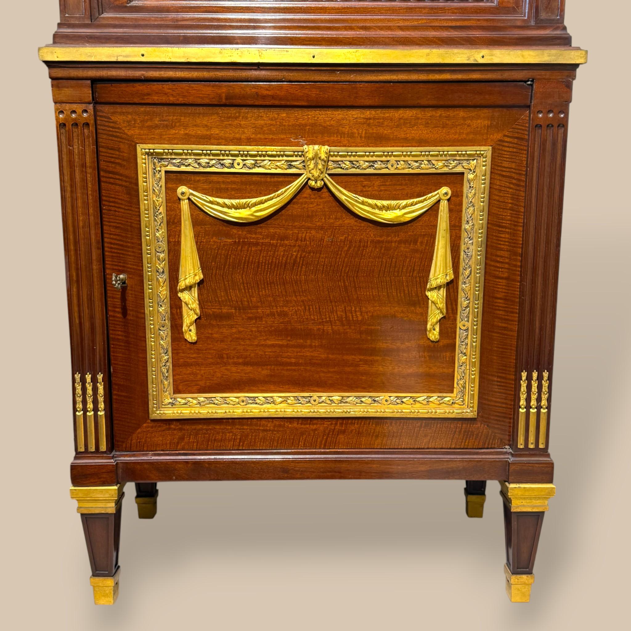 Louis XVI–Style Tambour Bureau Cabinet in Mahogany and gilt bronze, 19th Century en venta 4