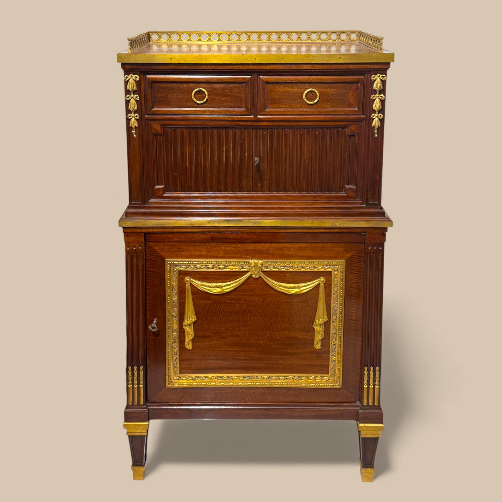 Louis XVI–Style Tambour Bureau Cabinet in Mahogany and gilt bronze, 19th Century Directorio en venta