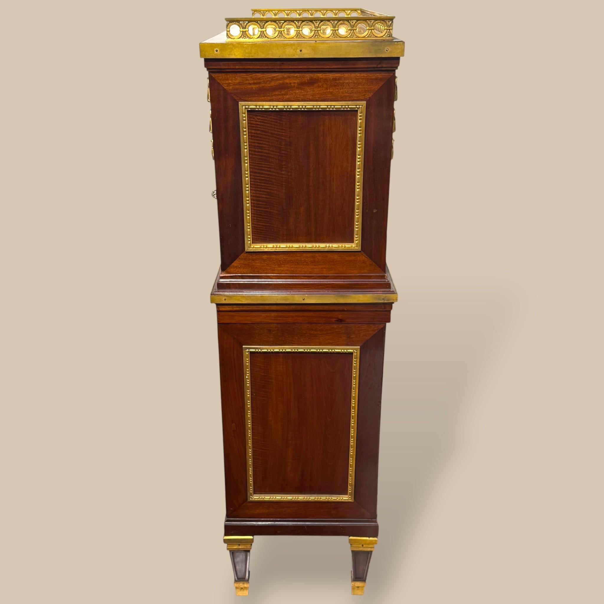 Louis XVI–Style Tambour Bureau Cabinet in Mahogany and gilt bronze, 19th Century Francés en venta