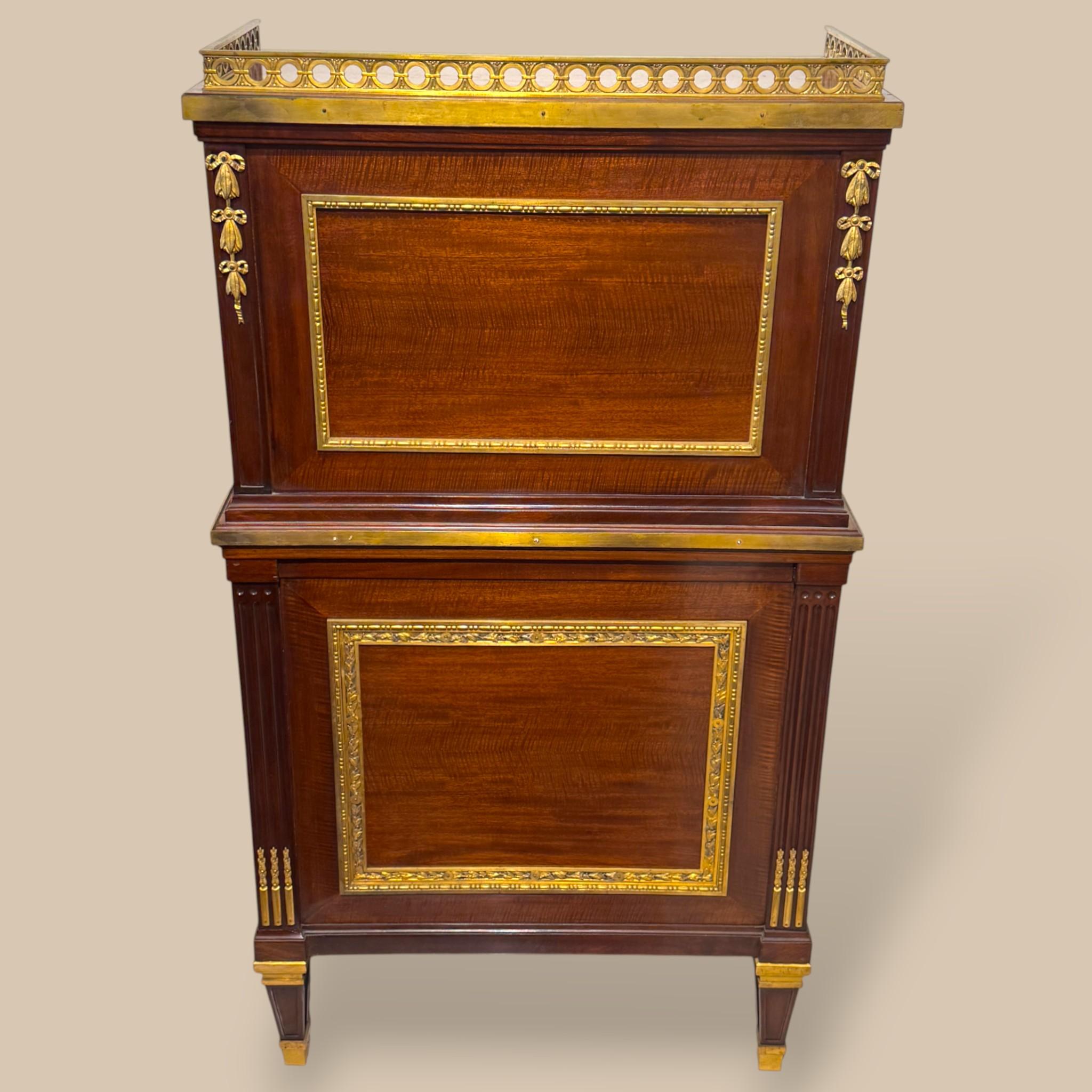 Louis XVI–Style Tambour Bureau Cabinet in Mahogany and gilt bronze, 19th Century Hecho a mano en venta