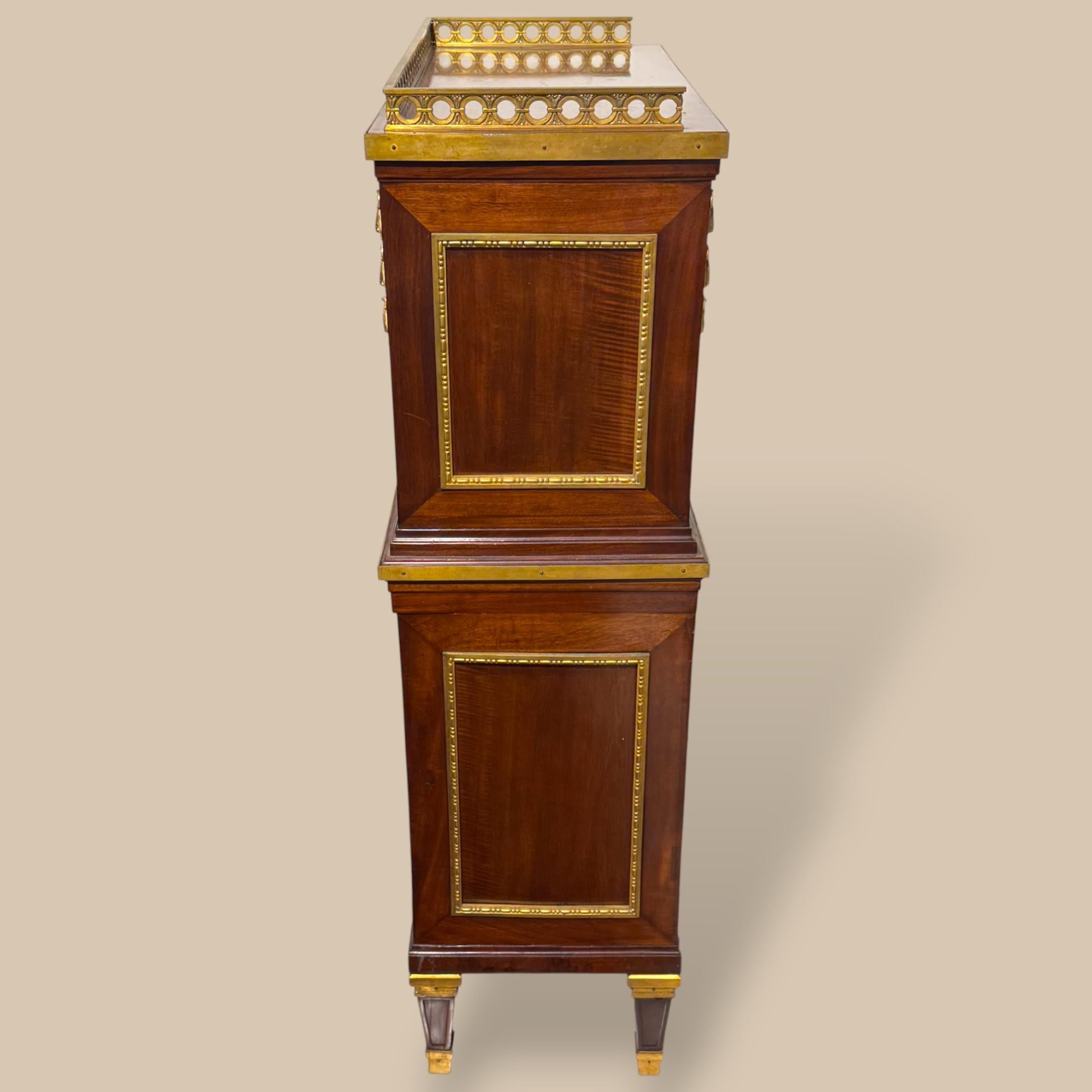 Louis XVI–Style Tambour Bureau Cabinet in Mahogany and gilt bronze, 19th Century en Bueno estado para la venta en NICE, FR