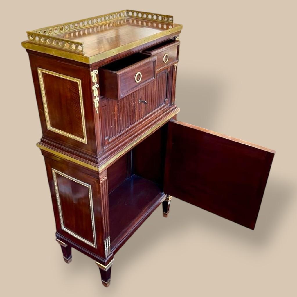 Louis XVI–Style Tambour Bureau Cabinet in Mahogany and gilt bronze, 19th Century siglo XIX en venta