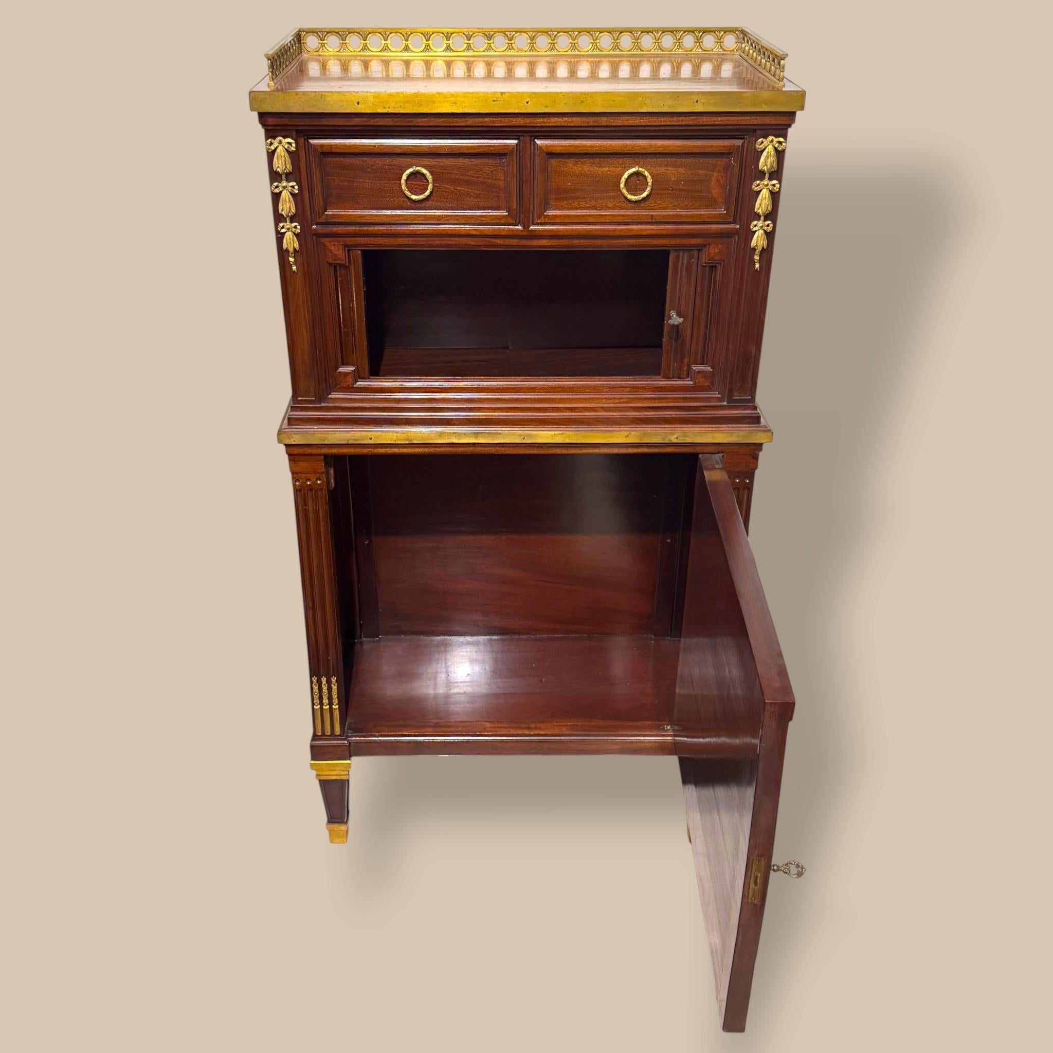 Louis XVI–Style Tambour Bureau Cabinet in Mahogany and gilt bronze, 19th Century Bronce en venta