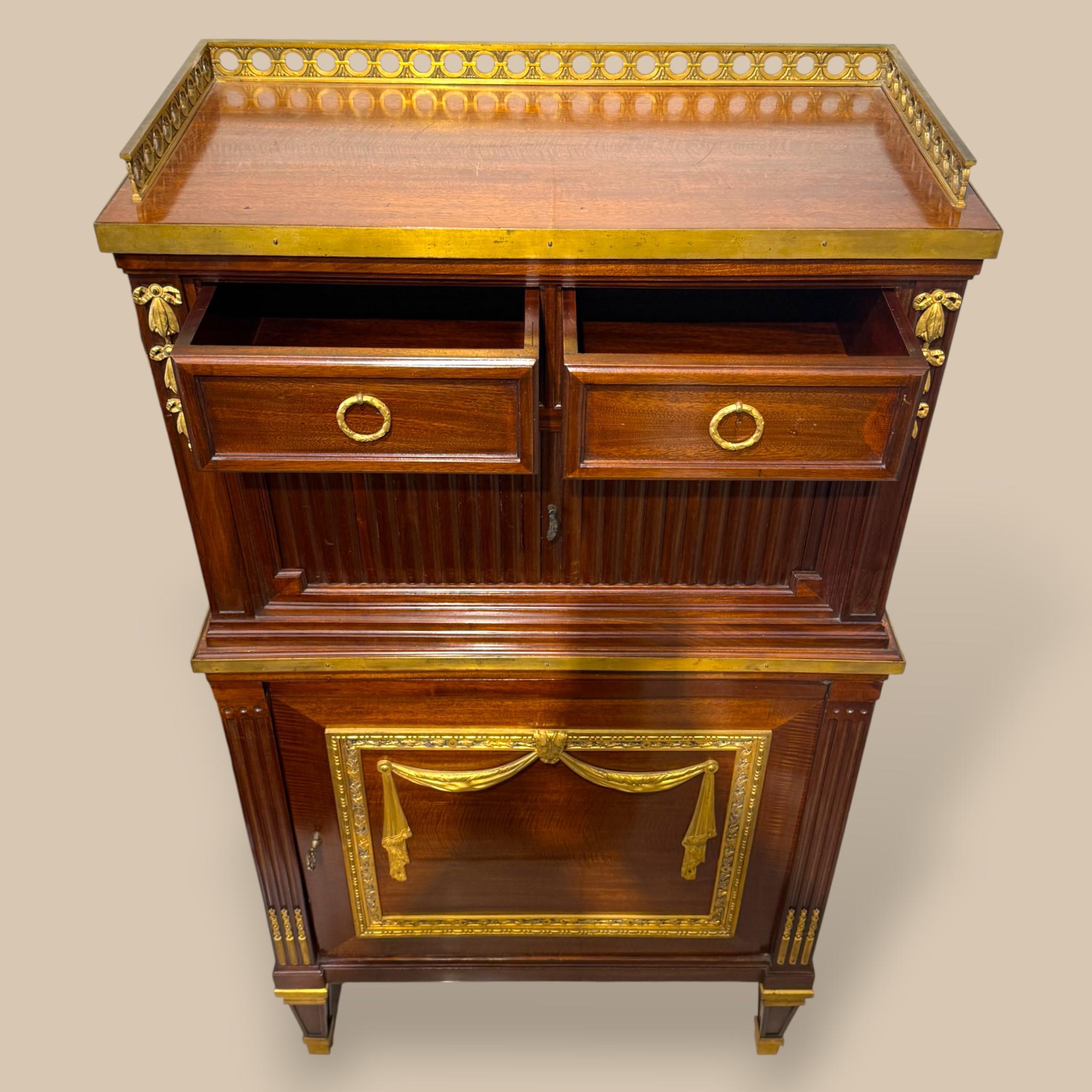 Louis XVI–Style Tambour Bureau Cabinet in Mahogany and gilt bronze, 19th Century en venta 1