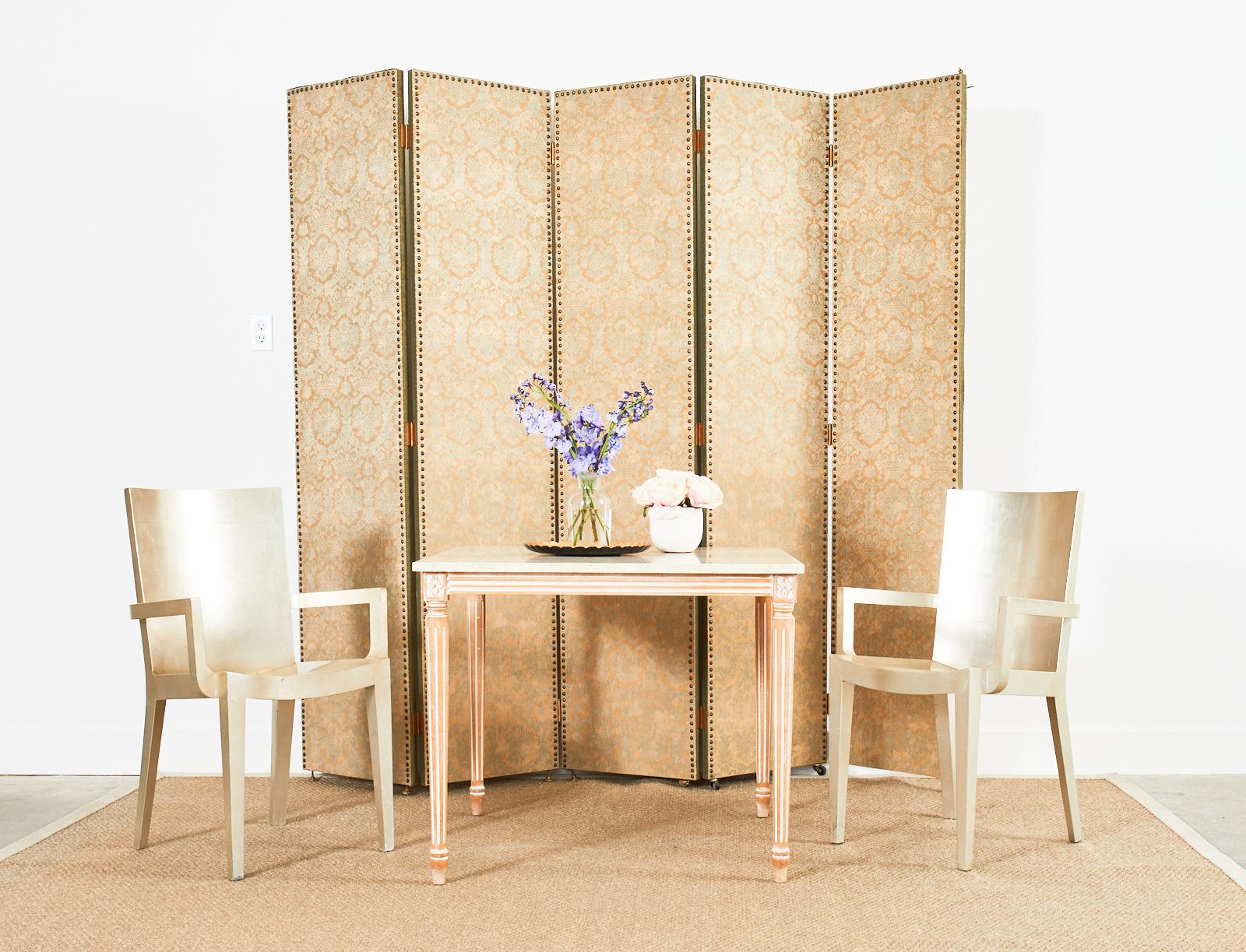 Eleganter quadratischer Esstisch oder Spieltisch im französischen Louis-XVI-Stil mit einer Platte aus italienischem Travertin. Die quadratische Steinplatte ist fast 1 Zoll dick und wird von einem geschnitzten Buchensockel mit Rosetten im