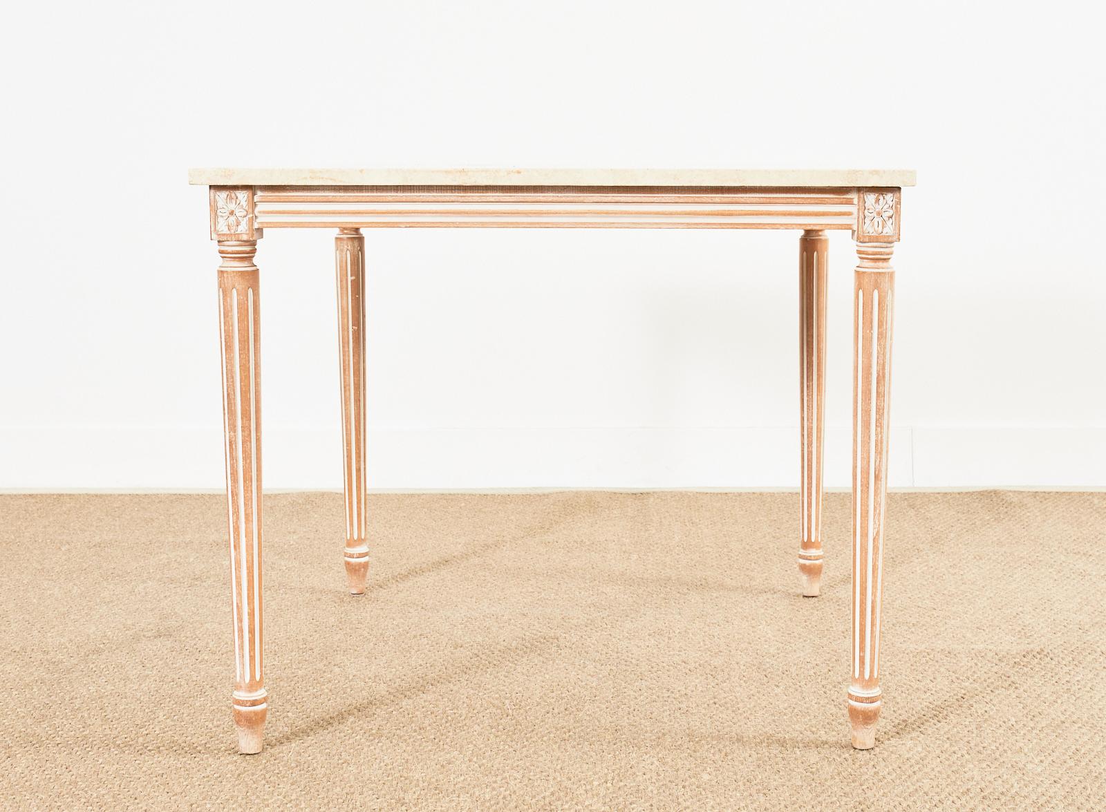 Esstisch oder Spieltisch mit Travertinplatte im Louis XVI.-Stil (Gekälkt) im Angebot