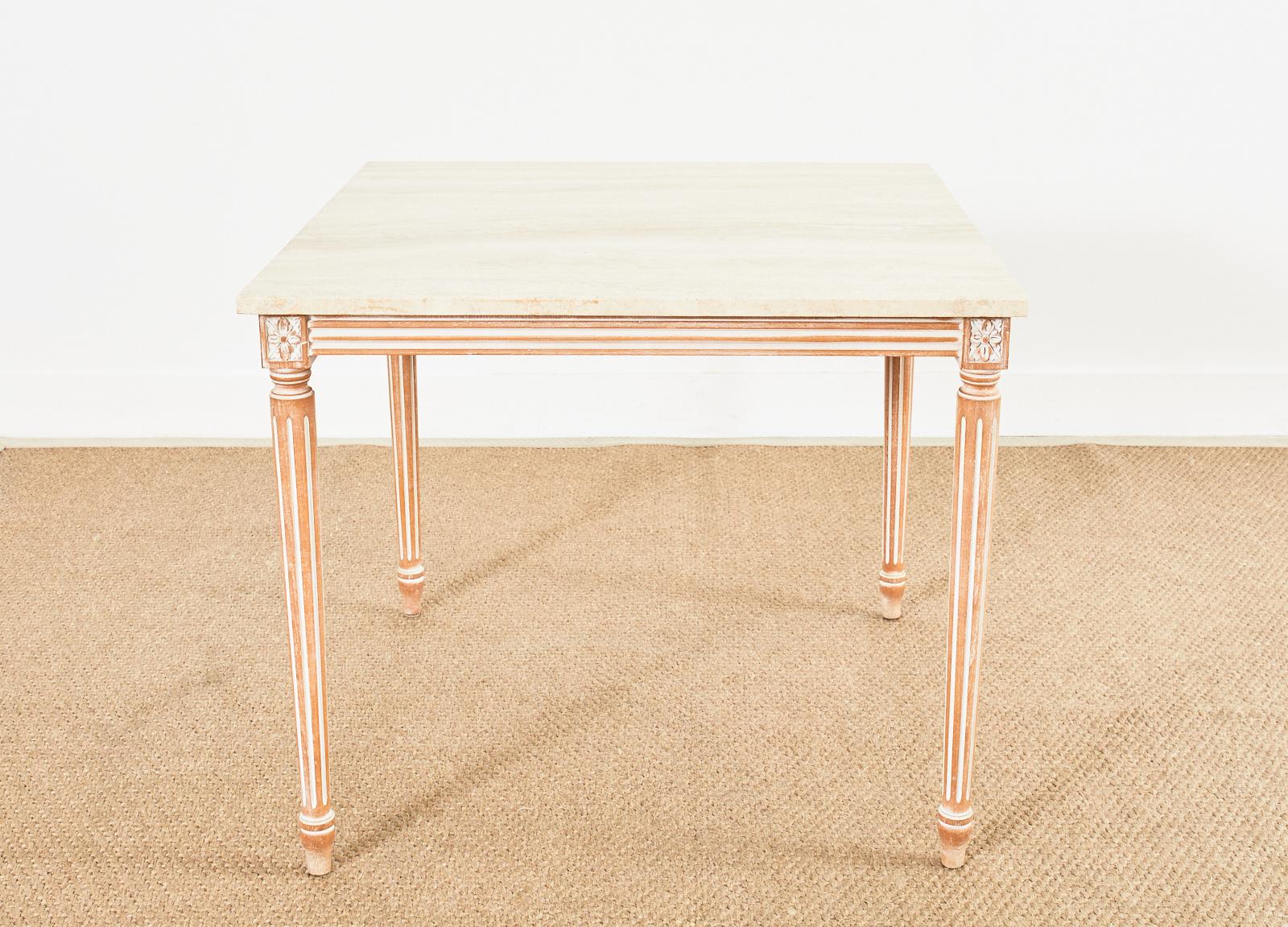 Esstisch oder Spieltisch mit Travertinplatte im Louis XVI.-Stil (20. Jahrhundert) im Angebot