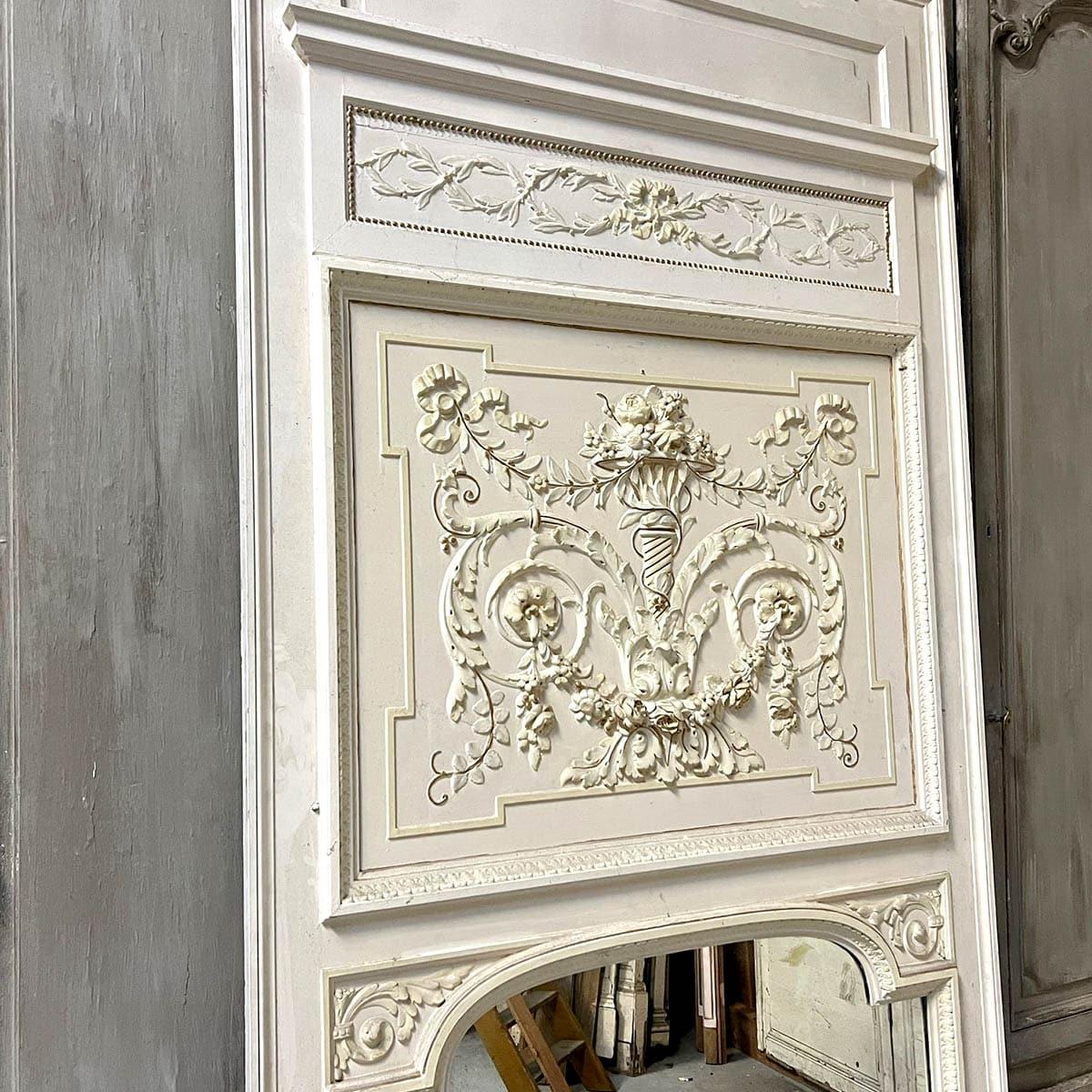 Elegante specchio Trumeau in stile Luigi XVI con intagli floreali
Francia, XX secolo
Dimensioni: 130 × 283 cm

Questo raffinato specchio trumeau in stile Luigi XVI cattura l'essenza della classica eleganza francese. Realizzato in legno e stucco,