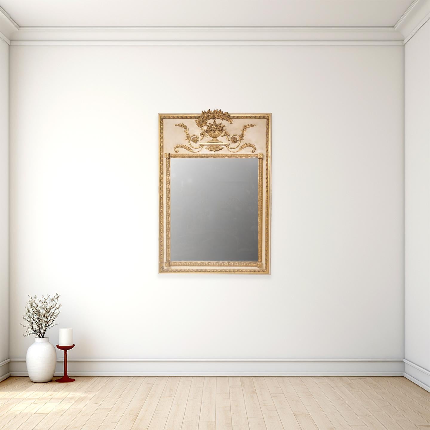 Anonyme
Europe ; début du 20e siècle
Bois doré, polychrome, verre

Dimensions approximatives : 52 (h) x 38 (l) x 1,75 (p) in.

Ravissant miroir trumeau de style Louis XVI, datant du début du 20e siècle. Ce miroir est peint dans un magnifique ton
