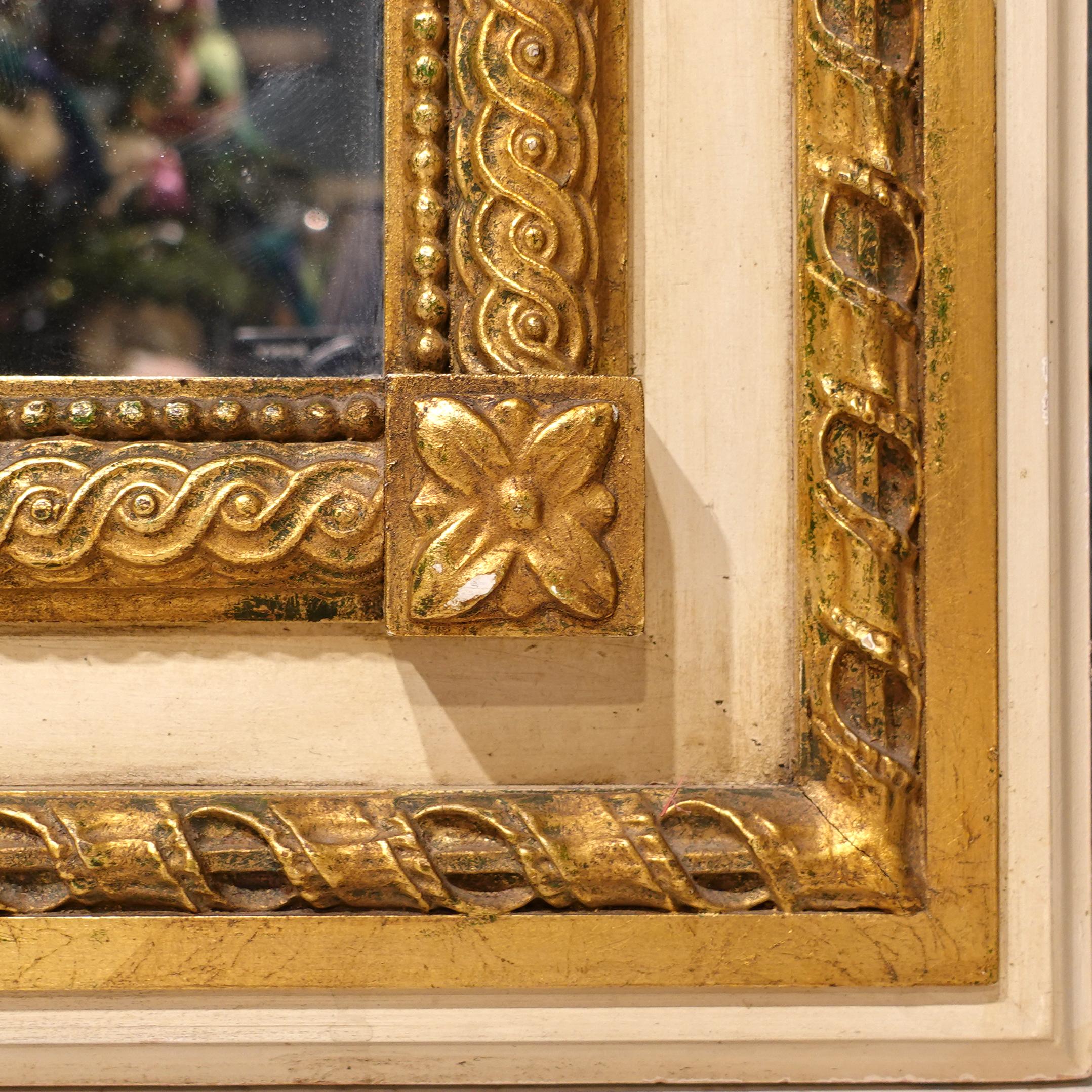 Français Miroir Trumeau de style Louis XVI en crème et bois doré en vente
