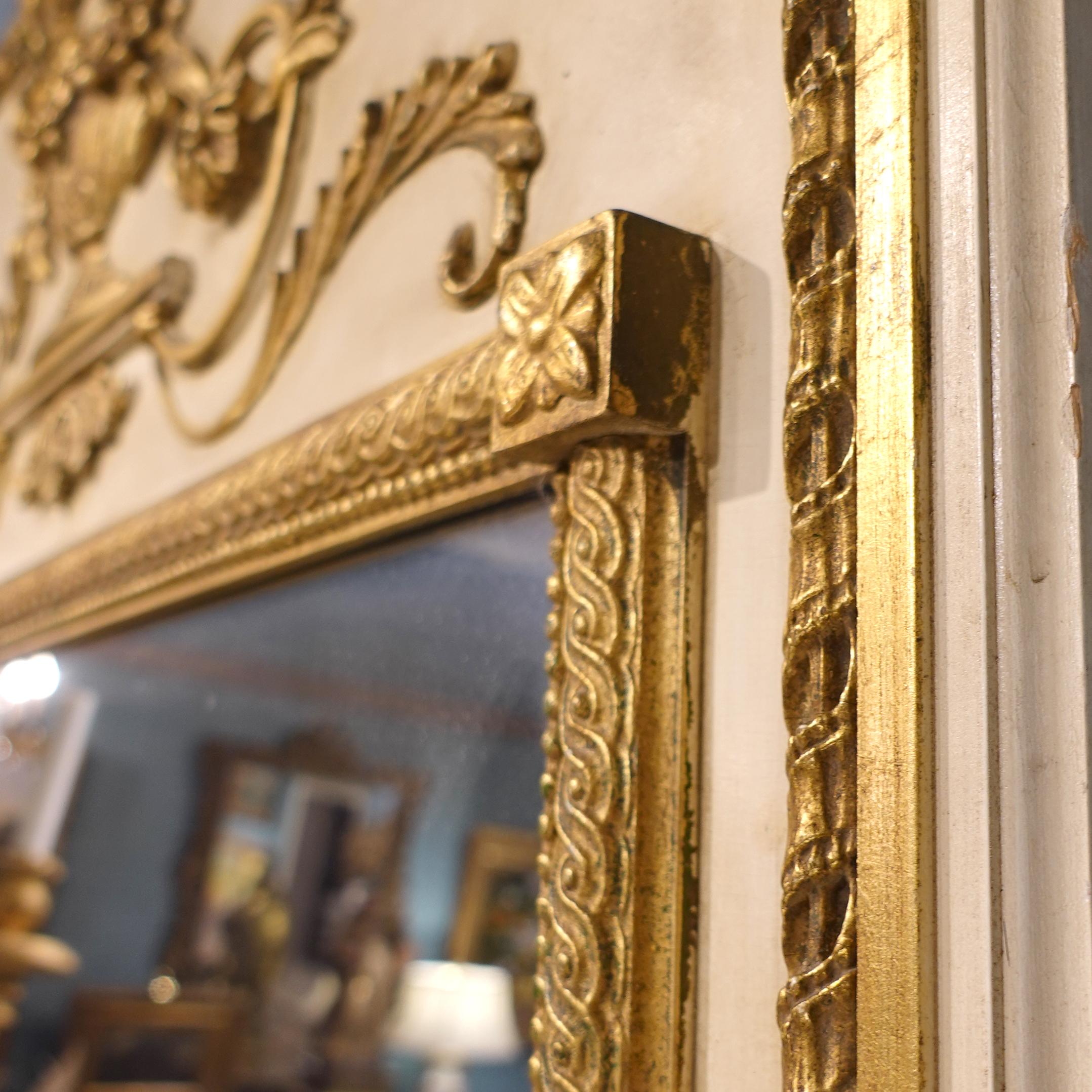 Polychromé Miroir Trumeau de style Louis XVI en crème et bois doré en vente