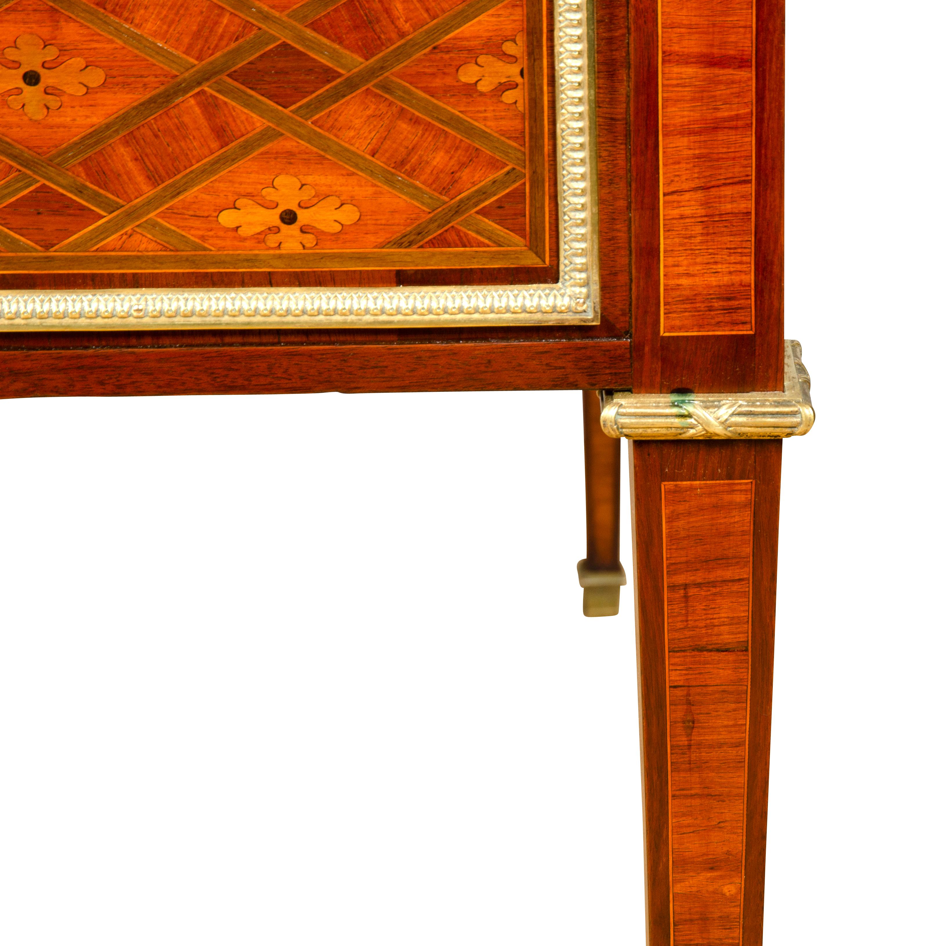Schreibtisch aus Tulpenholz im Louis-XVI-Stil im Angebot 8