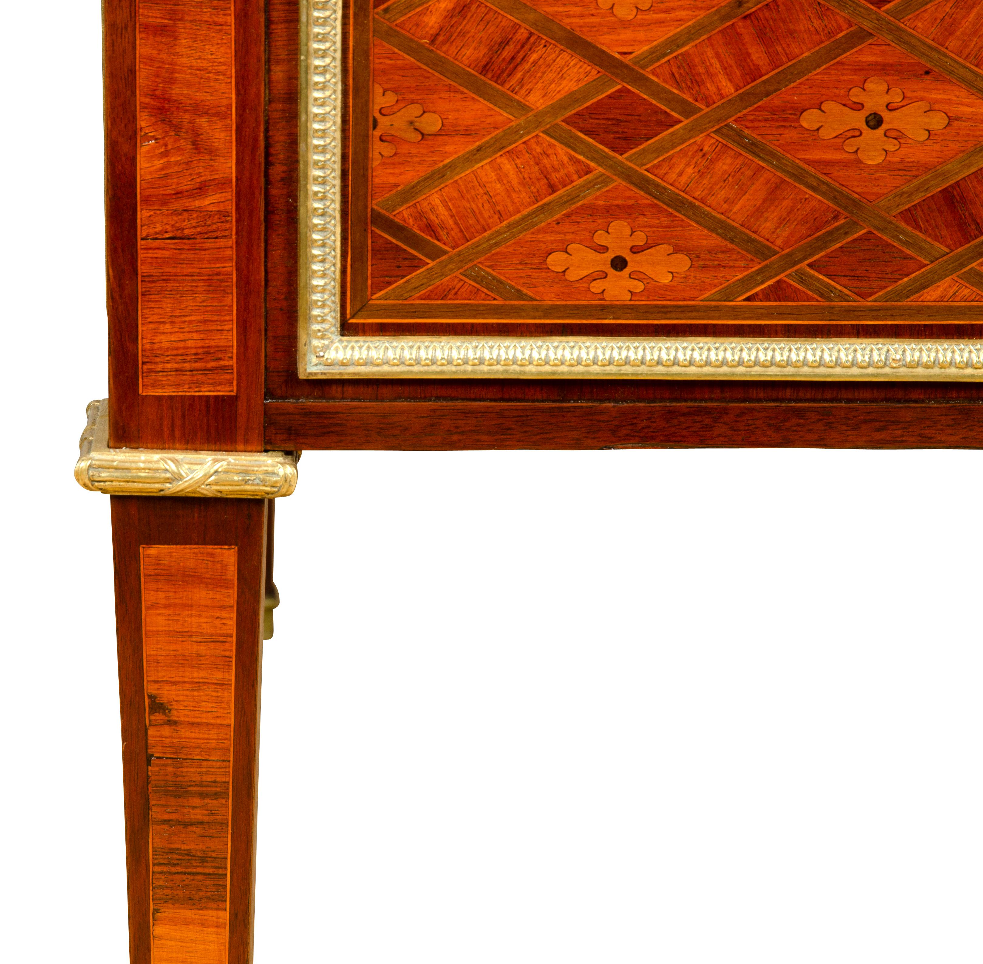 Schreibtisch aus Tulpenholz im Louis-XVI-Stil im Angebot 9