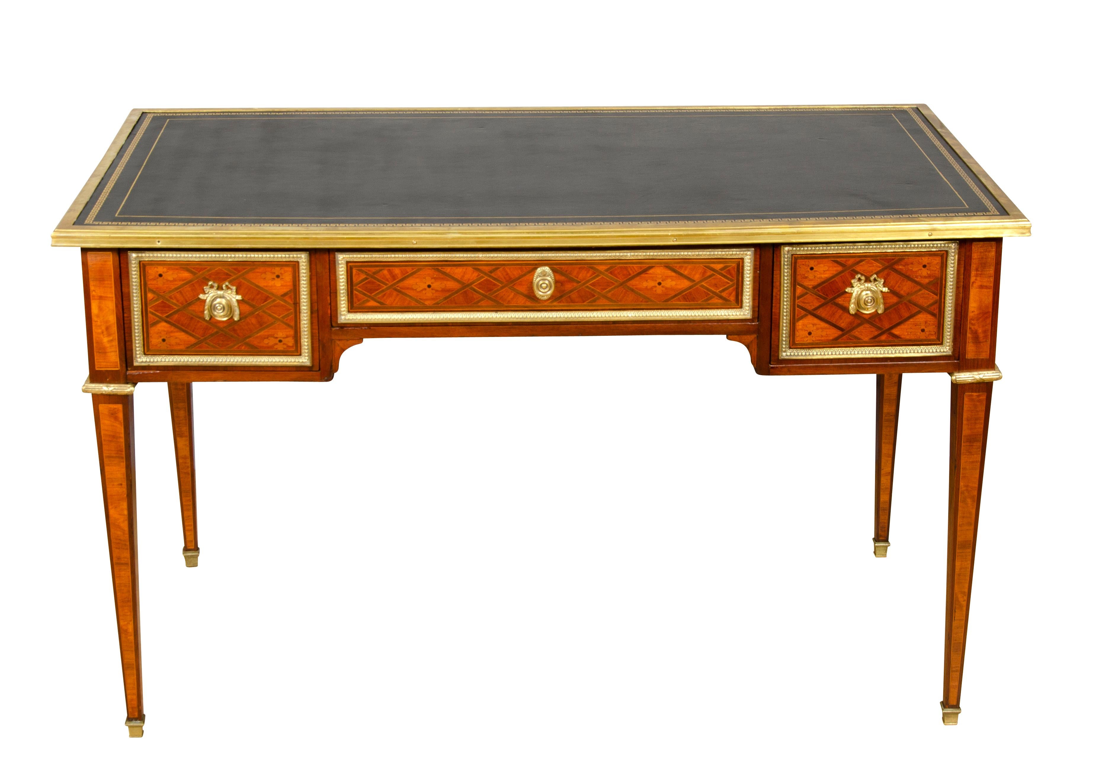 Schreibtisch aus Tulpenholz im Louis-XVI-Stil (Louis XVI.) im Angebot