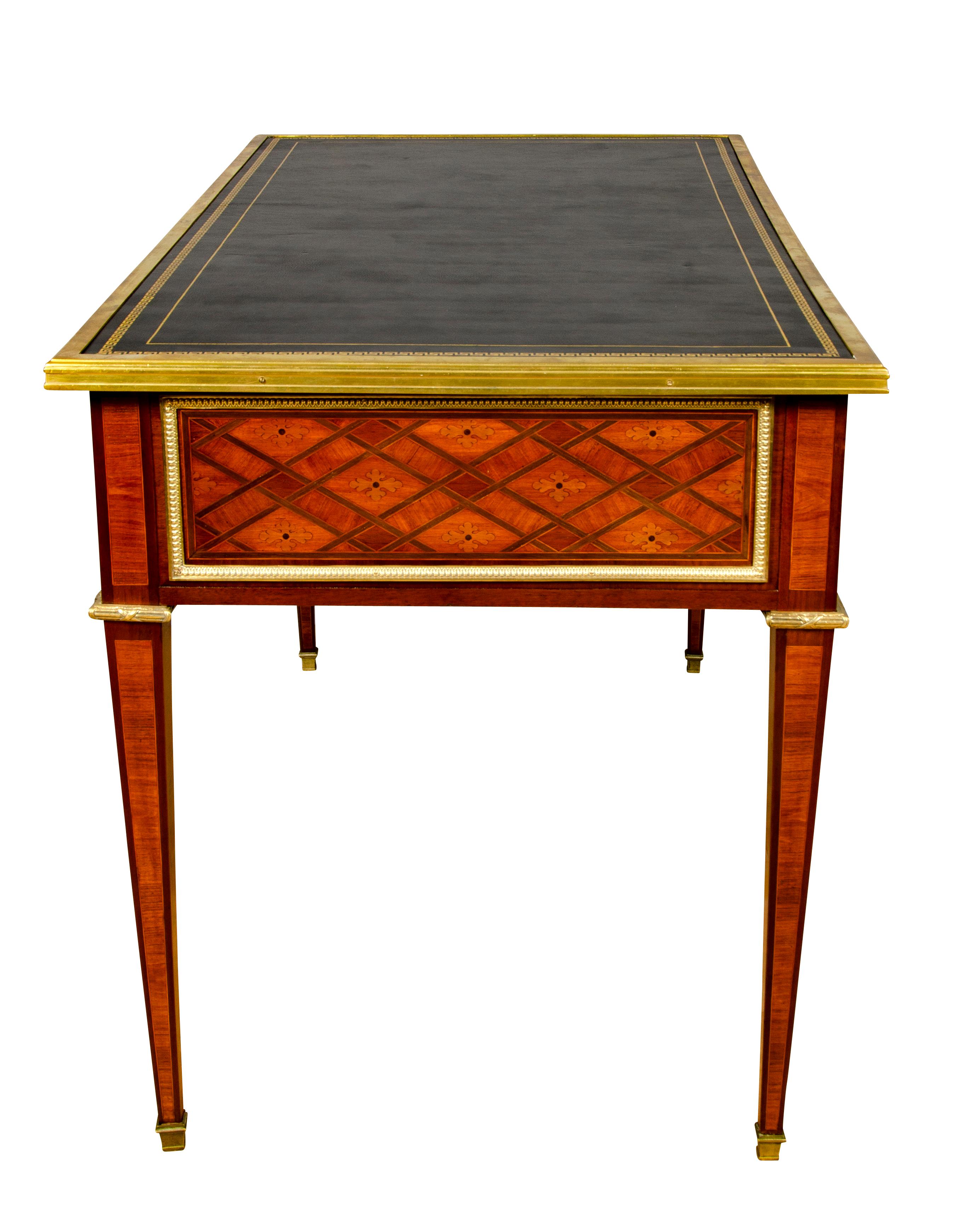 Schreibtisch aus Tulpenholz im Louis-XVI-Stil (Holz) im Angebot