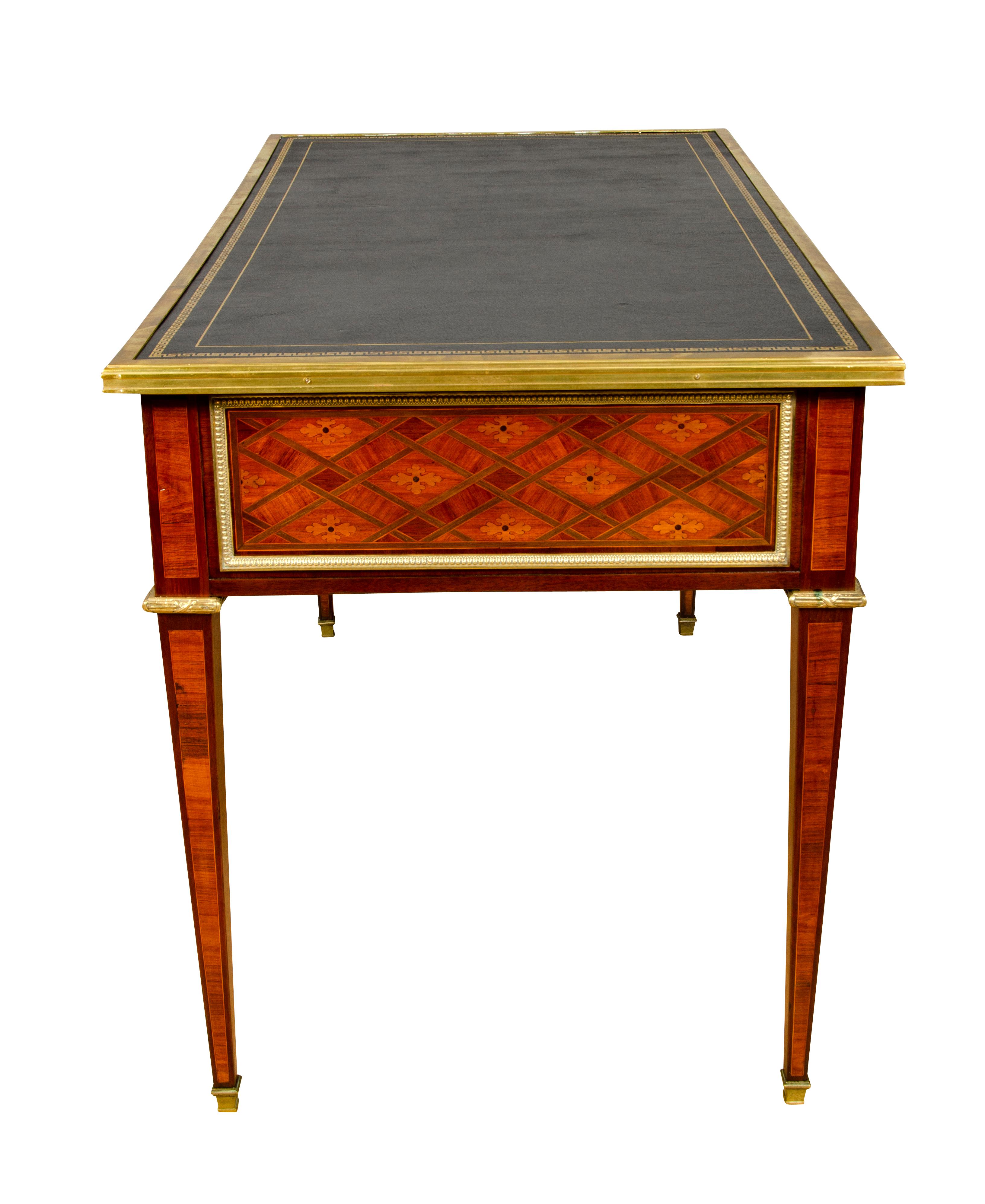 Schreibtisch aus Tulpenholz im Louis-XVI-Stil im Angebot 1