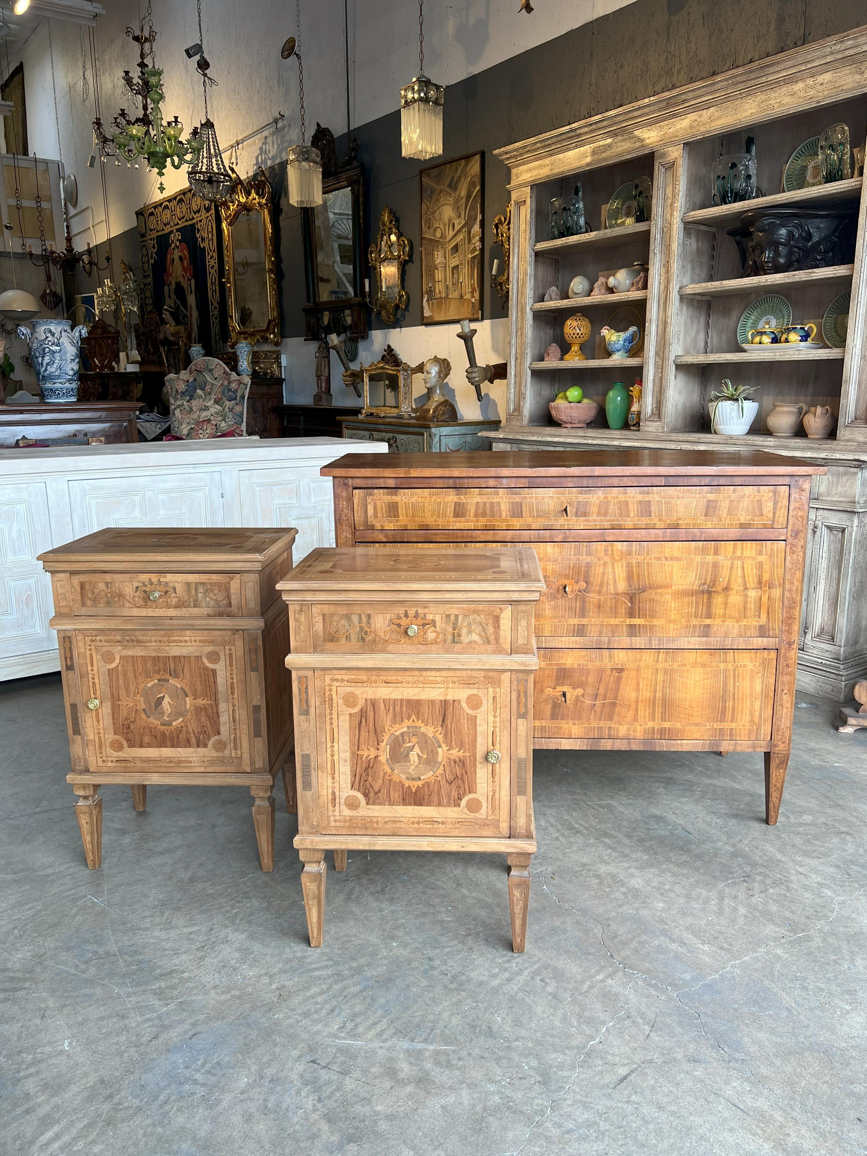 Louis XVI Style Tuscan Italian Walnut Nightstand Pair with Inlay Marquetry   For Sale 5