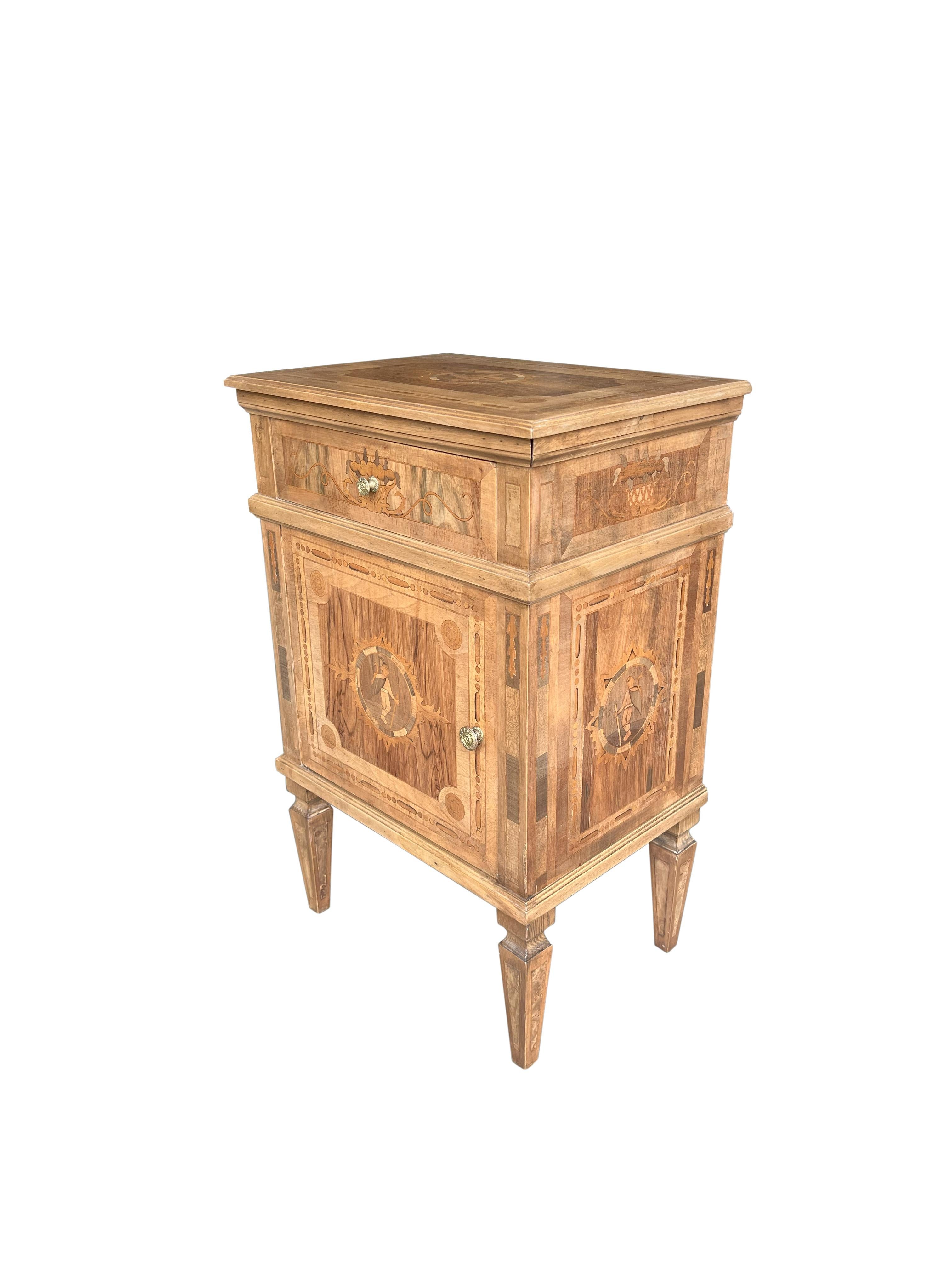 Louis XVI Style Tuscan Italian Walnut Nightstand Pair with Inlay Marquetry   For Sale 1