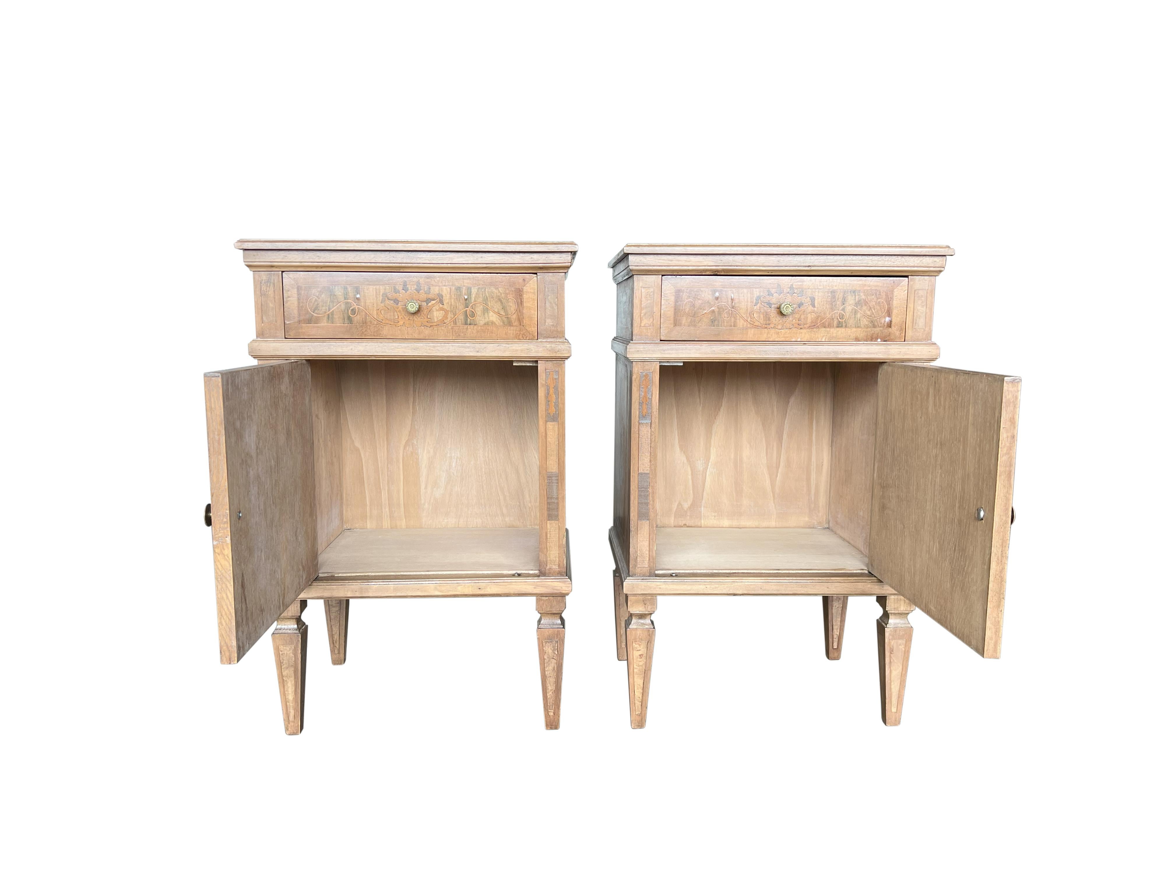Louis XVI Style Tuscan Italian Walnut Nightstand Pair with Inlay Marquetry   For Sale 4