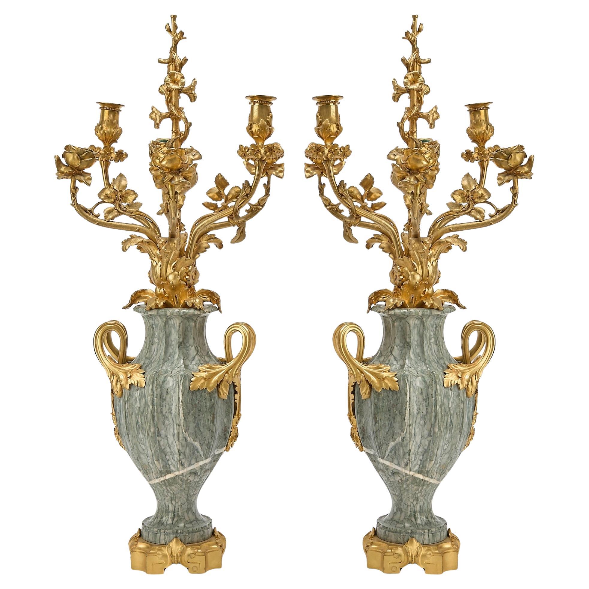 Candelabri a sei luci in marmo verde e bronzo dorato a due manici in stile Luigi XVI in vendita