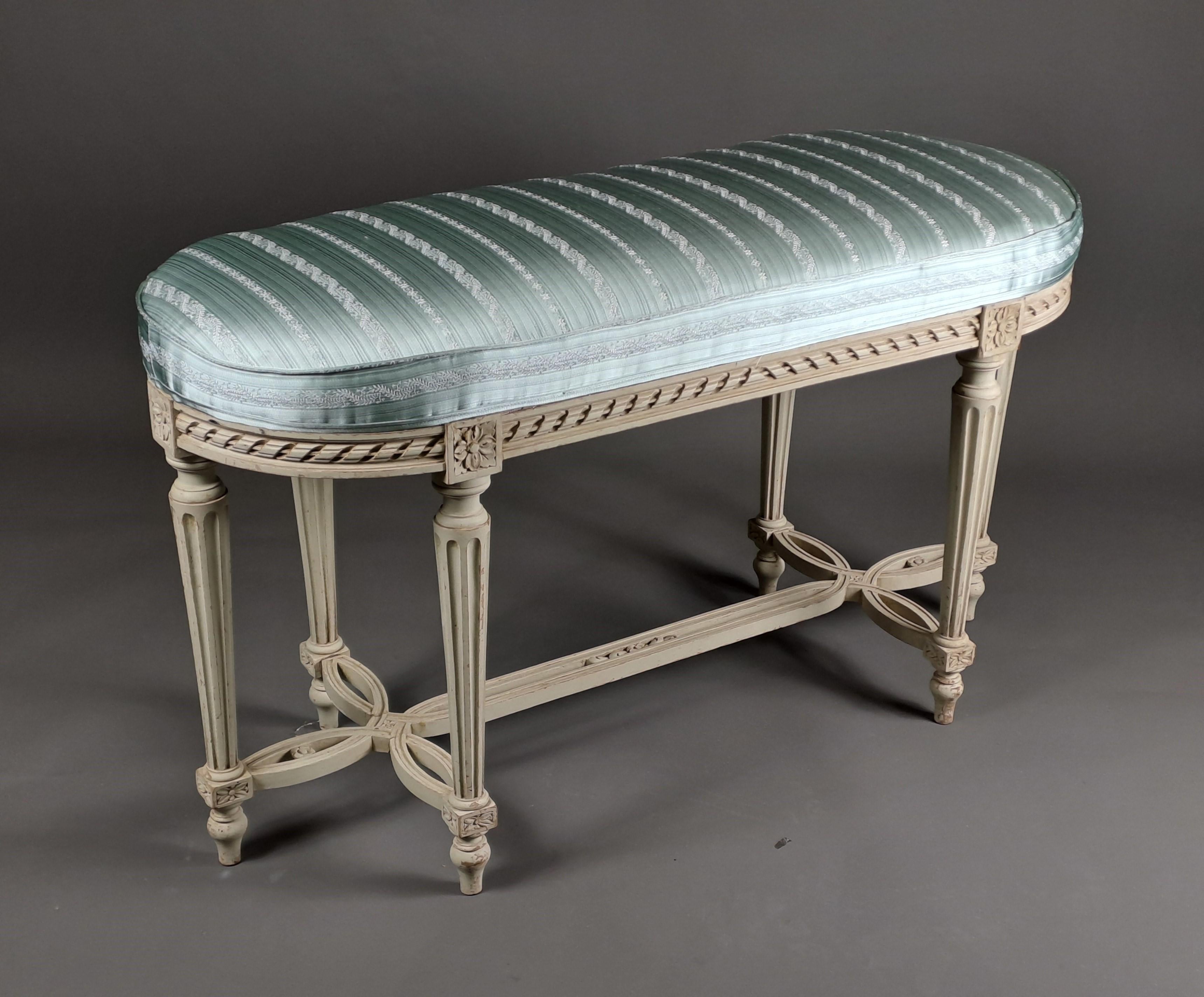 Elegant two-seater bench in light gray lacquered wood, richly carved with neoclassical-inspired motifs.
Six sheathed fluted legs joined by a superb spacer with a sinuous path.

Covered with a very good quality embroidered silk brocade (new, changed