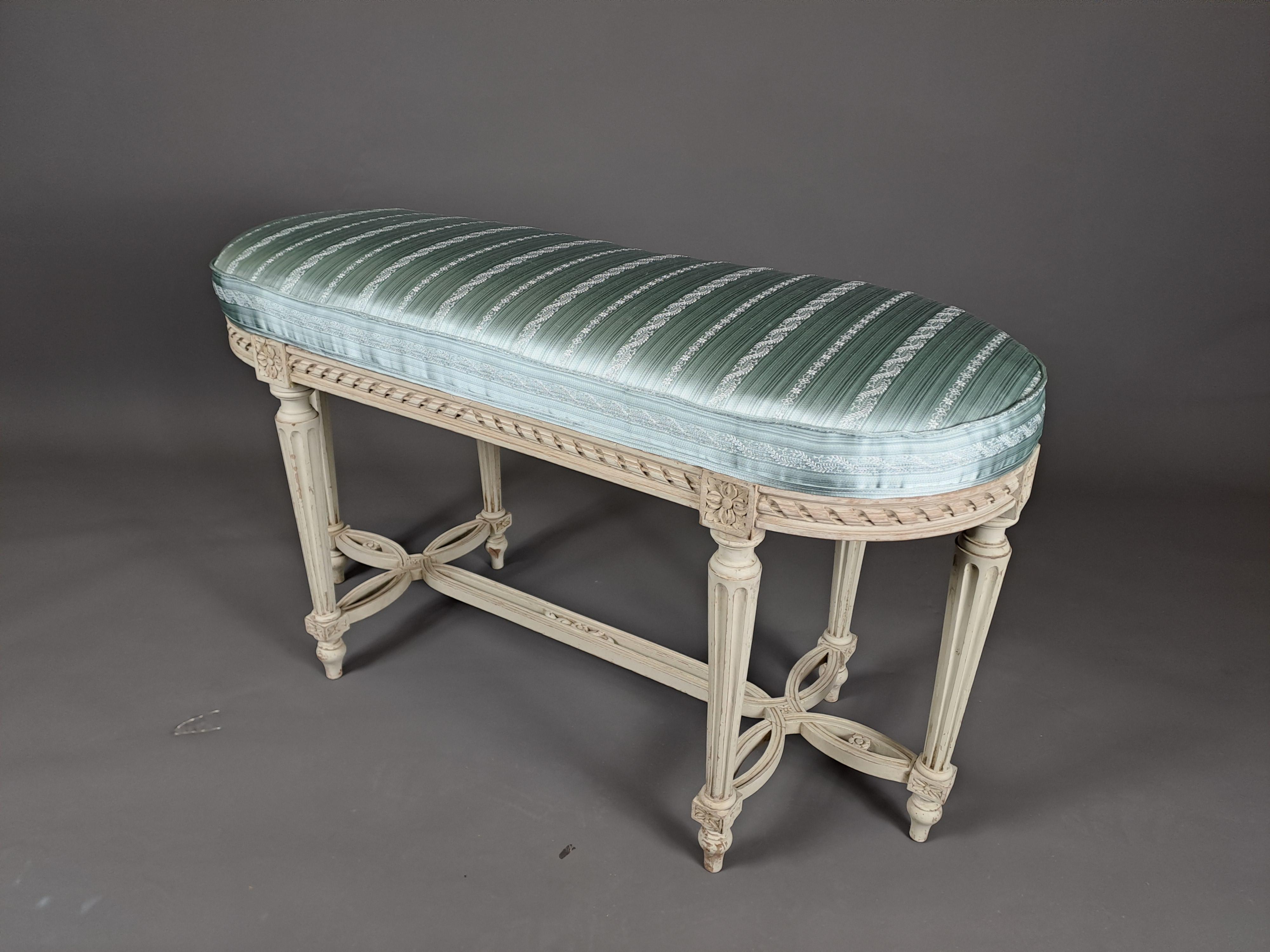 Zweisitzige Klavierbank im Louis-XVI.-Stil aus grau lackiertem Holz mit Klaviersitz (Lackiert) im Angebot