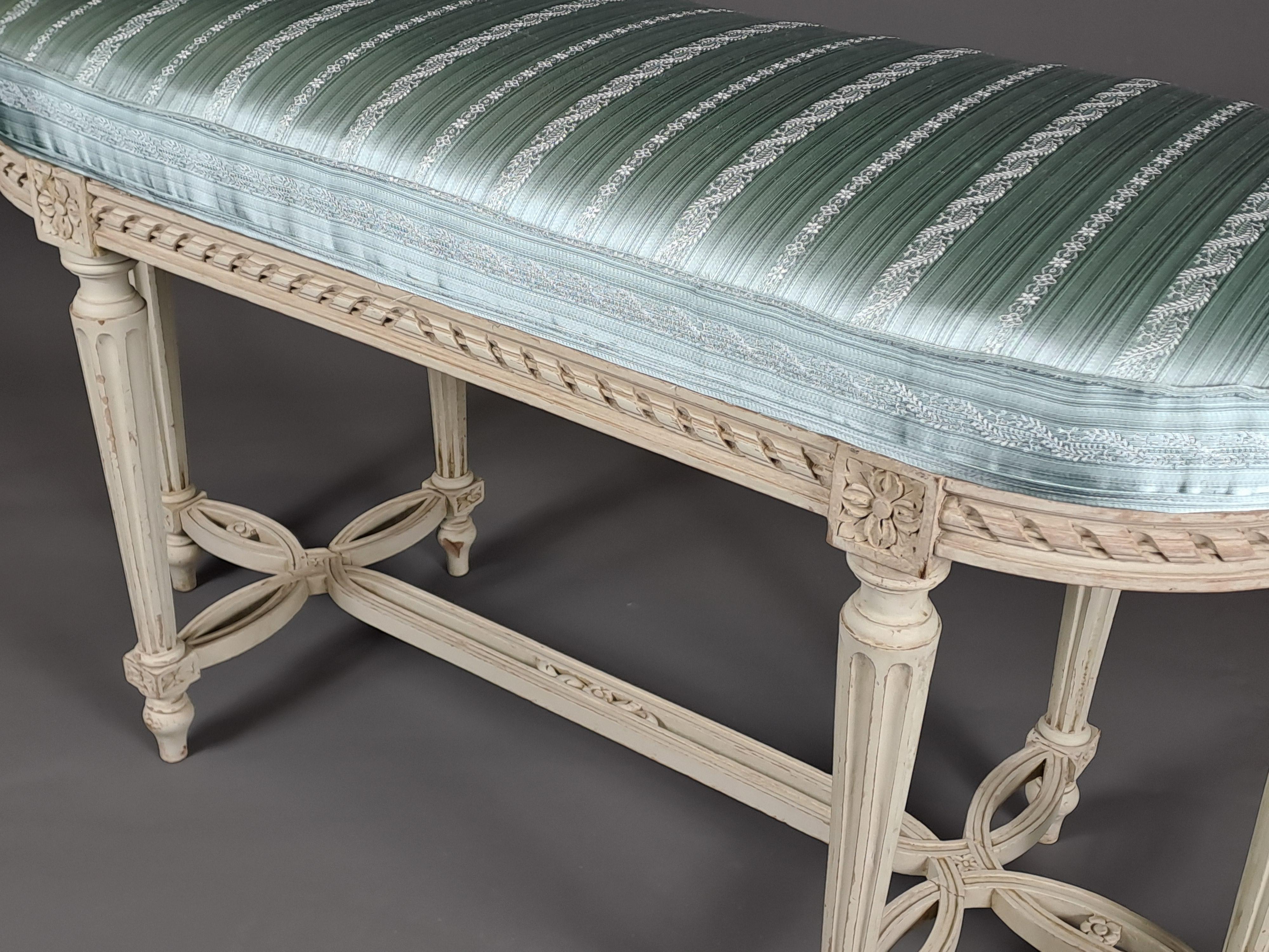 Zweisitzige Klavierbank im Louis-XVI.-Stil aus grau lackiertem Holz mit Klaviersitz im Zustand „Gut“ im Angebot in BARSAC, FR