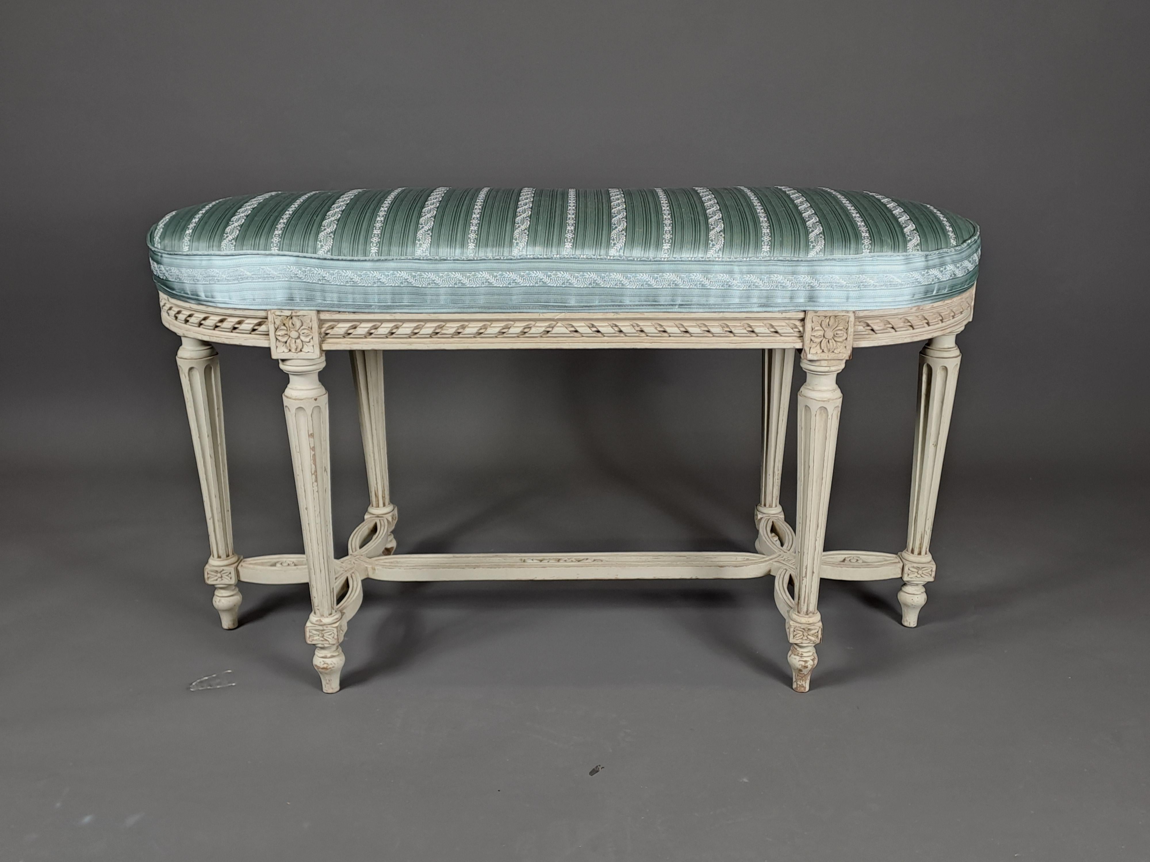 Zweisitzige Klavierbank im Louis-XVI.-Stil aus grau lackiertem Holz mit Klaviersitz (Seide) im Angebot
