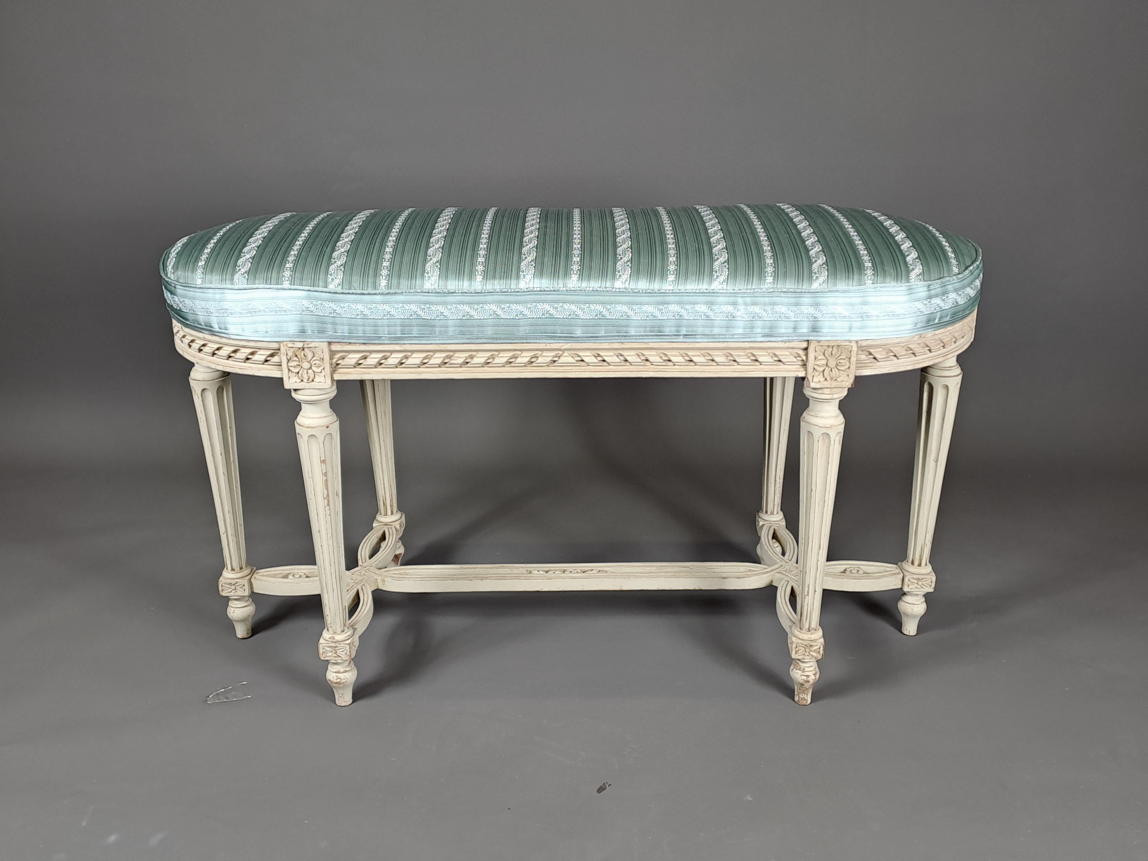 Zweisitzige Klavierbank im Louis-XVI.-Stil aus grau lackiertem Holz mit Klaviersitz im Angebot 1