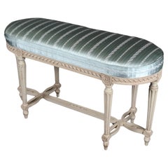 Banc de piano deux places de style Louis XVI en bois laqué gris