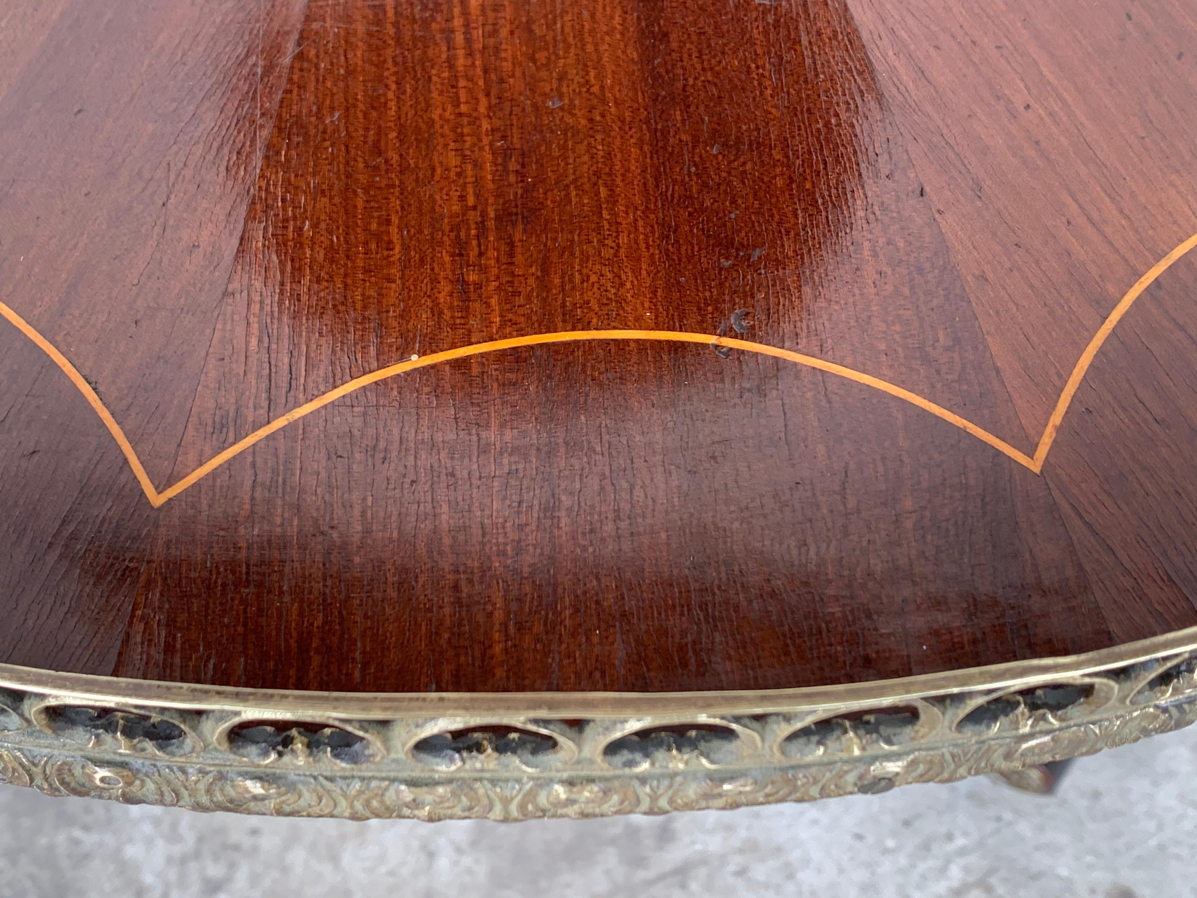 Runder zweistöckiger Bouillotte-Tisch aus Mahagoni im Louis-XVI.-Stil von Jansen im Stil von Jansen (Bronze) im Angebot