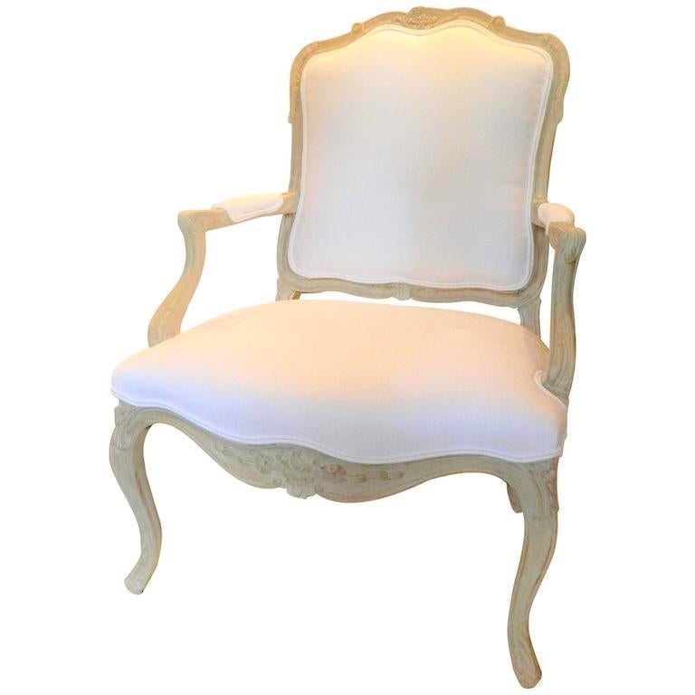 Gepolsterter offener Sessel im Louis-XVI-Stil, Anfang 20. Jahrhundert. Die gepolsterte Rückenlehne wird von gepolsterten offenen Armen flankiert, die einen übergepolsterten Sitz zentrieren, der auf Cabriole-Beinen steht.
  