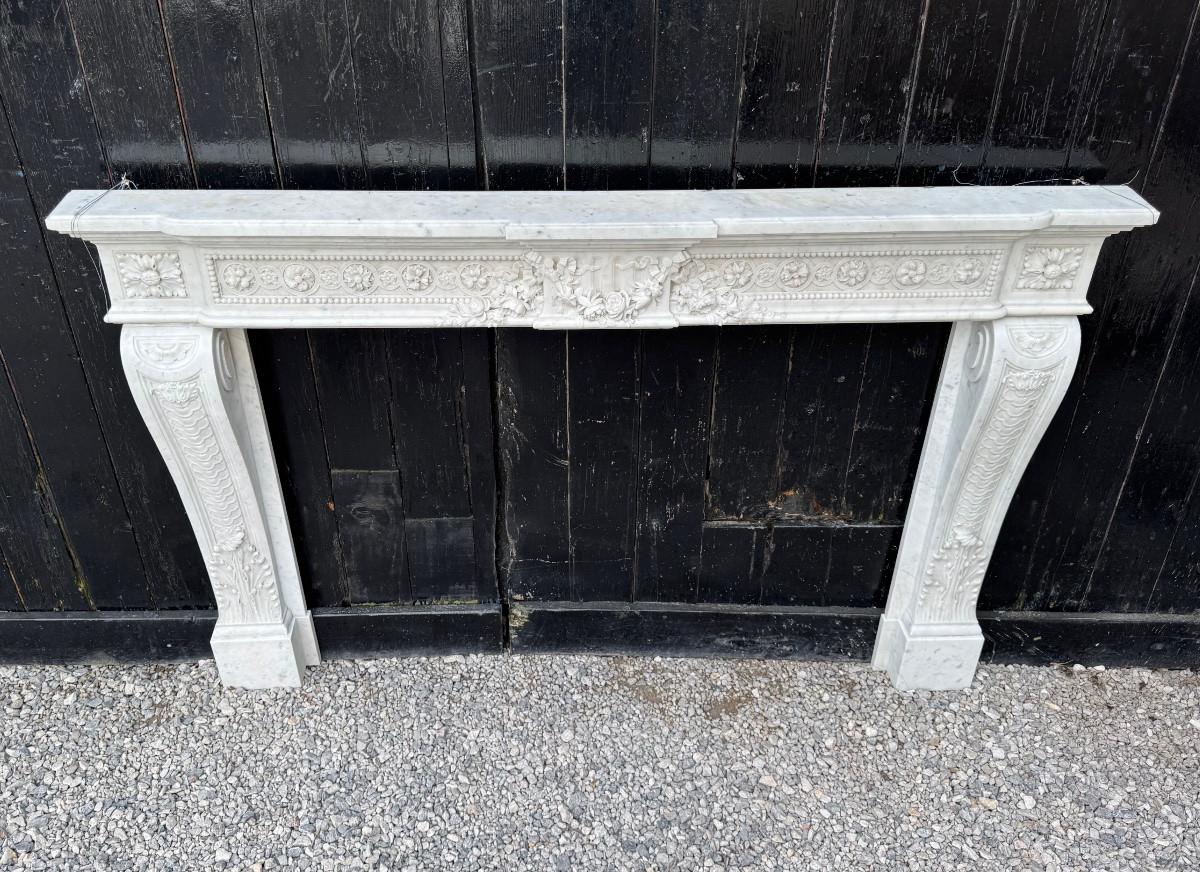 Louis XVI Stil sehr fein geschnitzt Carrara Marmor Mantel um 1880
Abmessungen des Kamins: 91 x 131cm